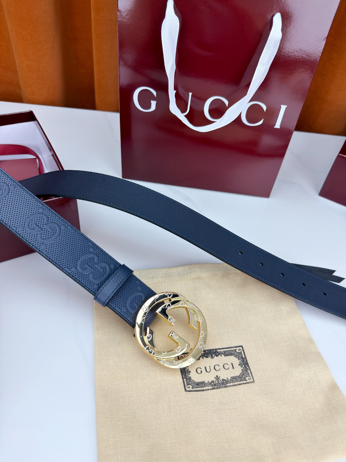 宽度4.0cm Gucci经典双G皮带，甄选皮革满印双G暗纹，互扣式双G金属扣光泽夺目，外圈精雕细刻点缀