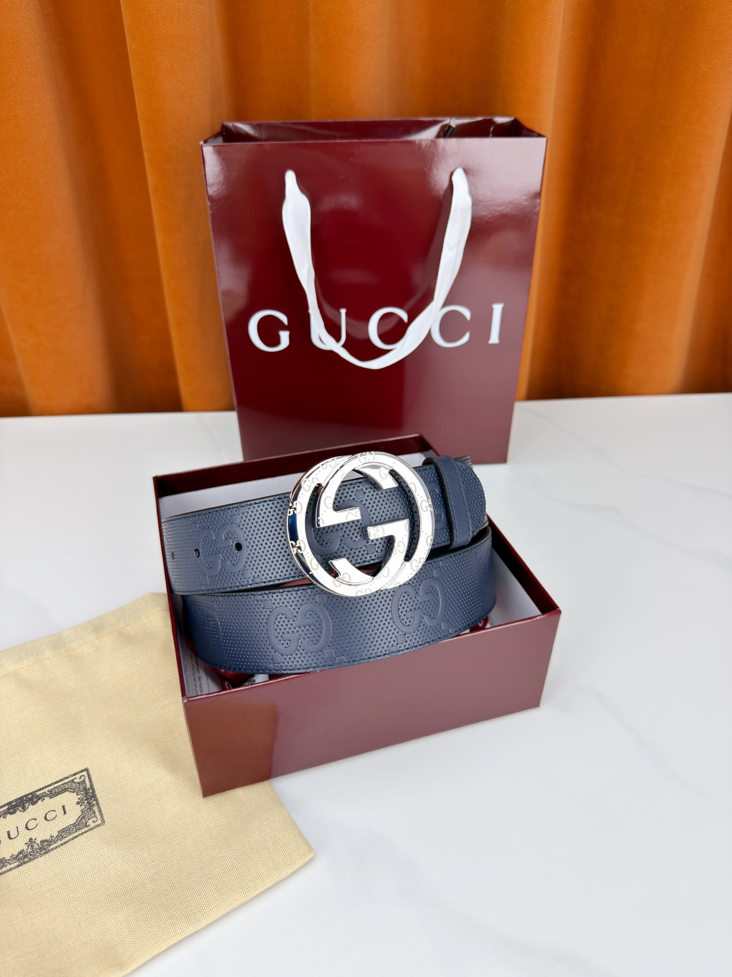宽度4.0cm Gucci经典双G皮带，甄选皮革满印双G暗纹，互扣式双G金属扣光泽夺目，外圈精雕细刻点缀