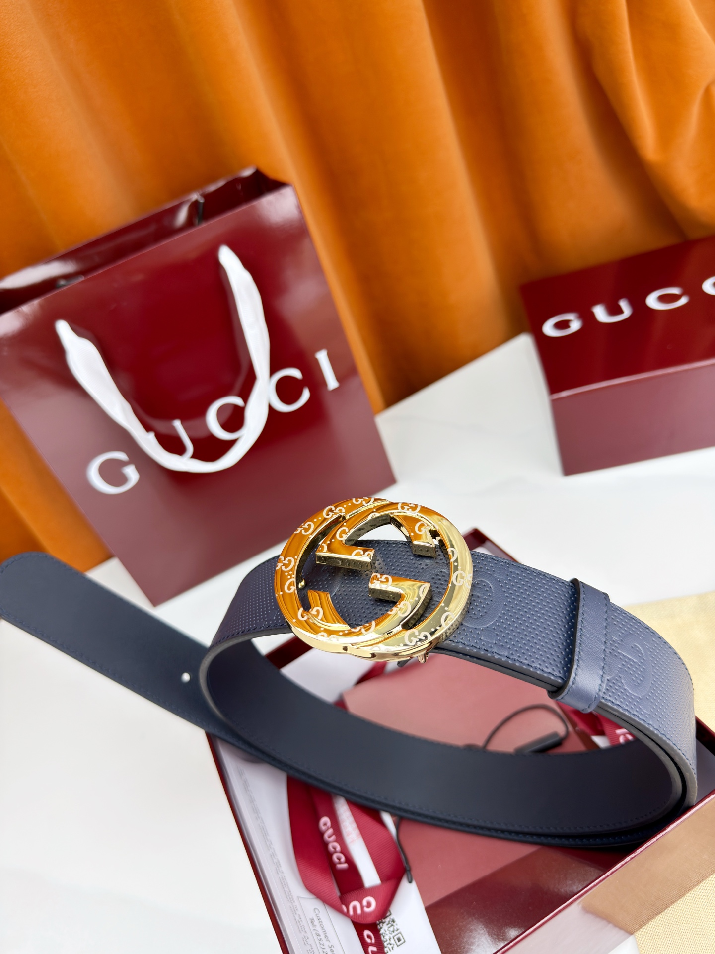 宽度4.0cm Gucci经典双G皮带，甄选皮革满印双G暗纹，互扣式双G金属扣光泽夺目，外圈精雕细刻点缀