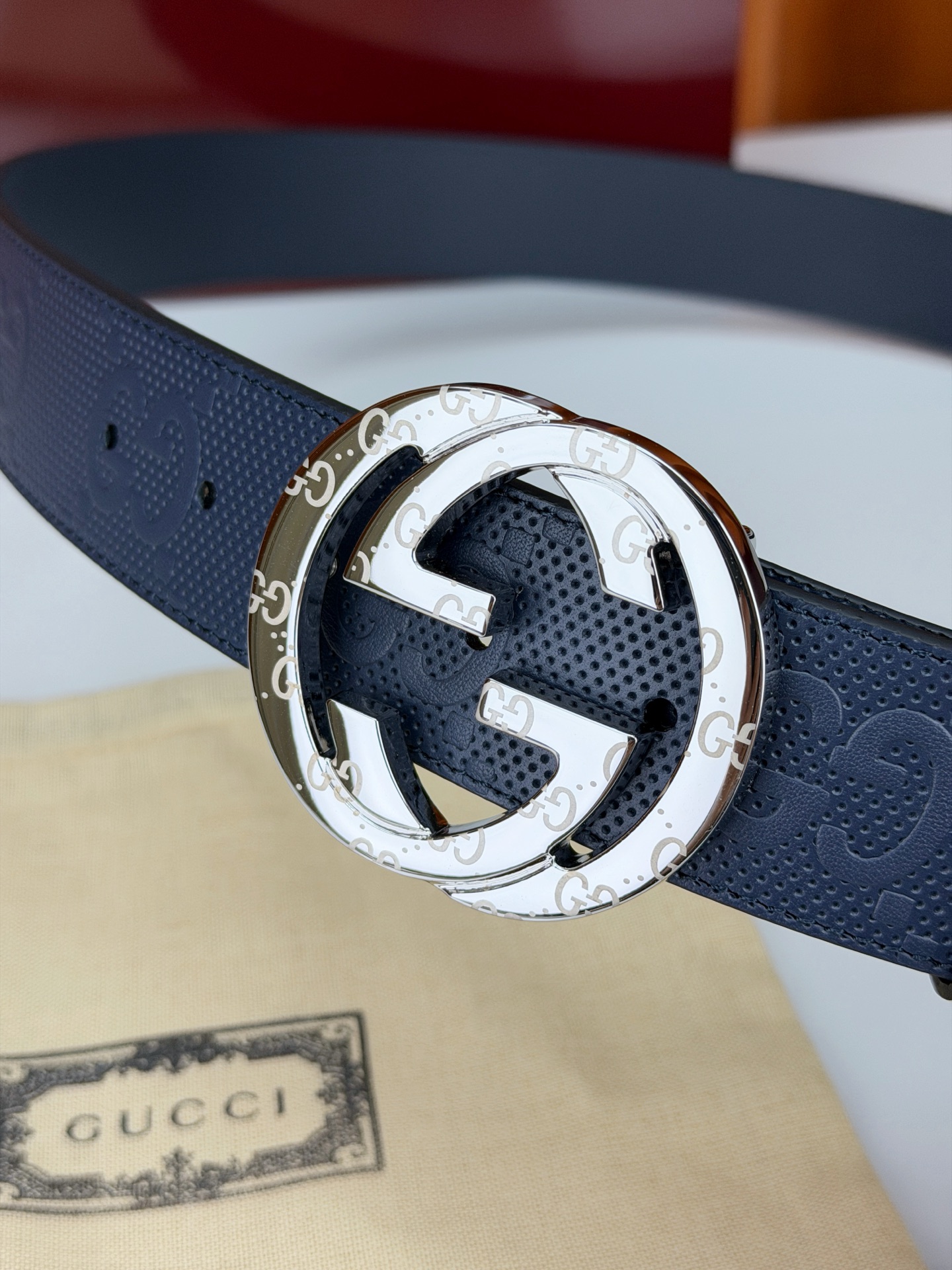 宽度4.0cm Gucci经典双G皮带，甄选皮革满印双G暗纹，互扣式双G金属扣光泽夺目，外圈精雕细刻点缀