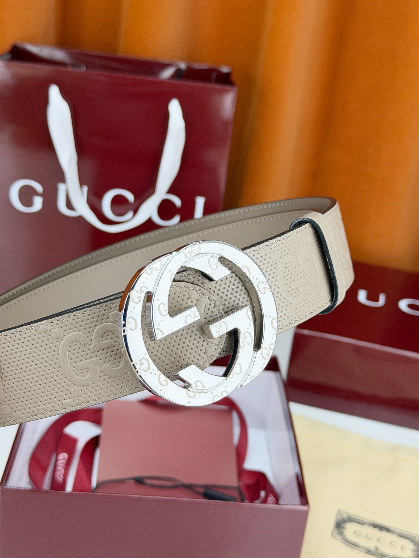 宽度4.0cm Gucci经典双G皮带，甄选皮革满印双G暗纹，互扣式双G金属扣光泽夺目，外圈精雕细刻点缀