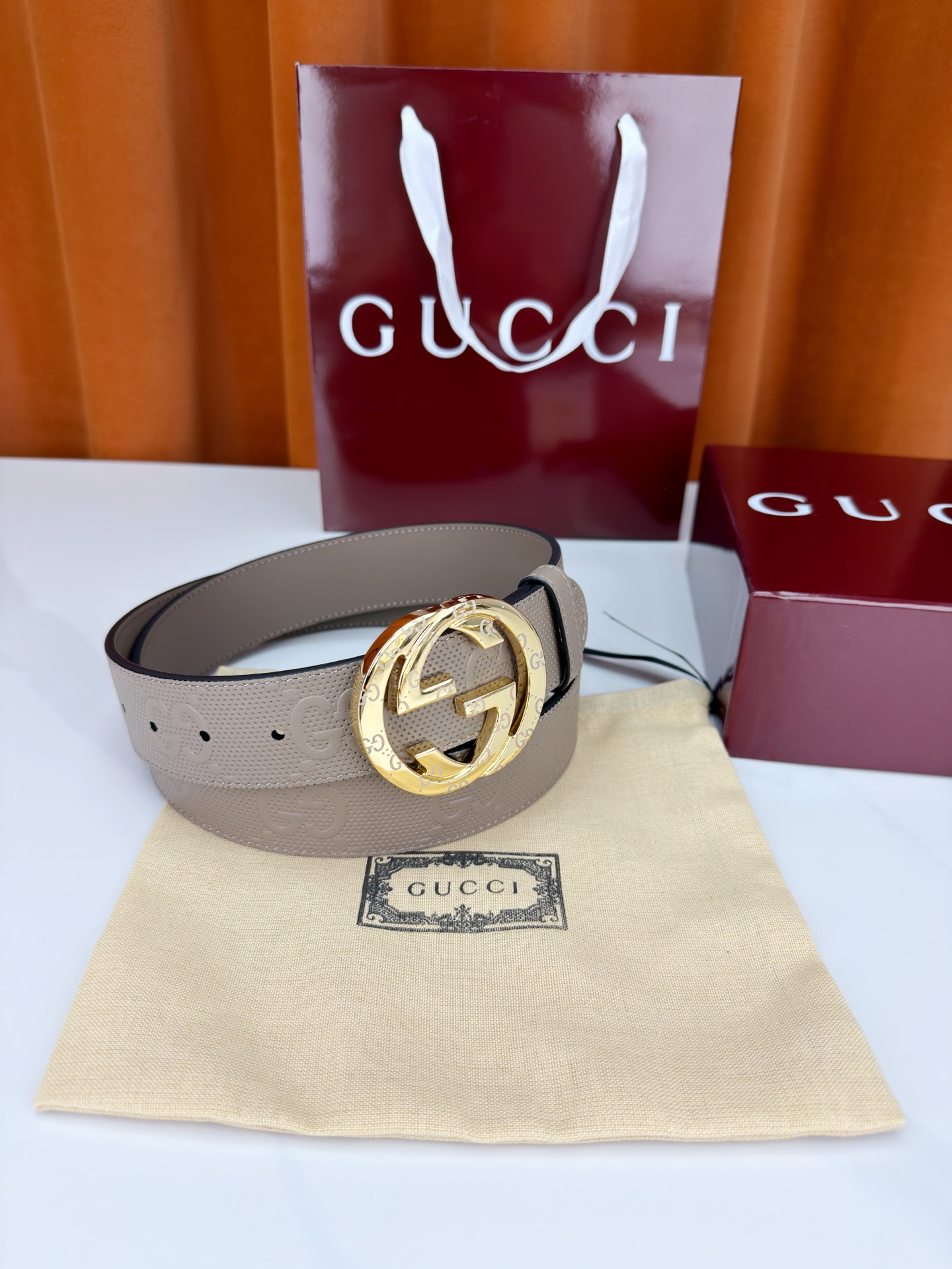 宽度4.0cm Gucci经典双G皮带，甄选皮革满印双G暗纹，互扣式双G金属扣光泽夺目，外圈精雕细刻点缀