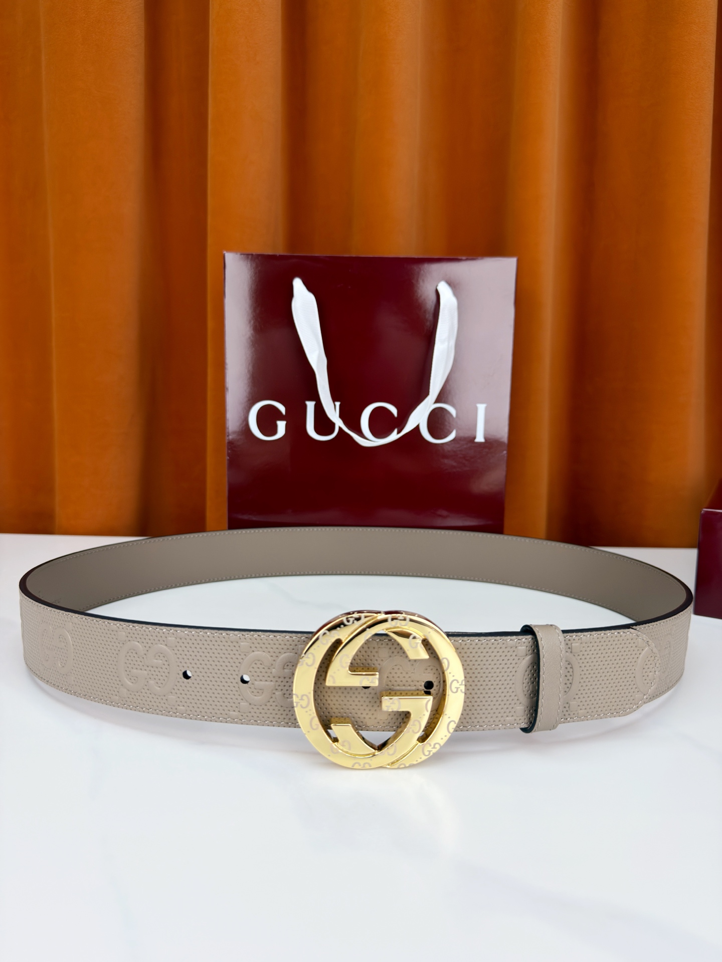 宽度4.0cm Gucci经典双G皮带，甄选皮革满印双G暗纹，互扣式双G金属扣光泽夺目，外圈精雕细刻点缀