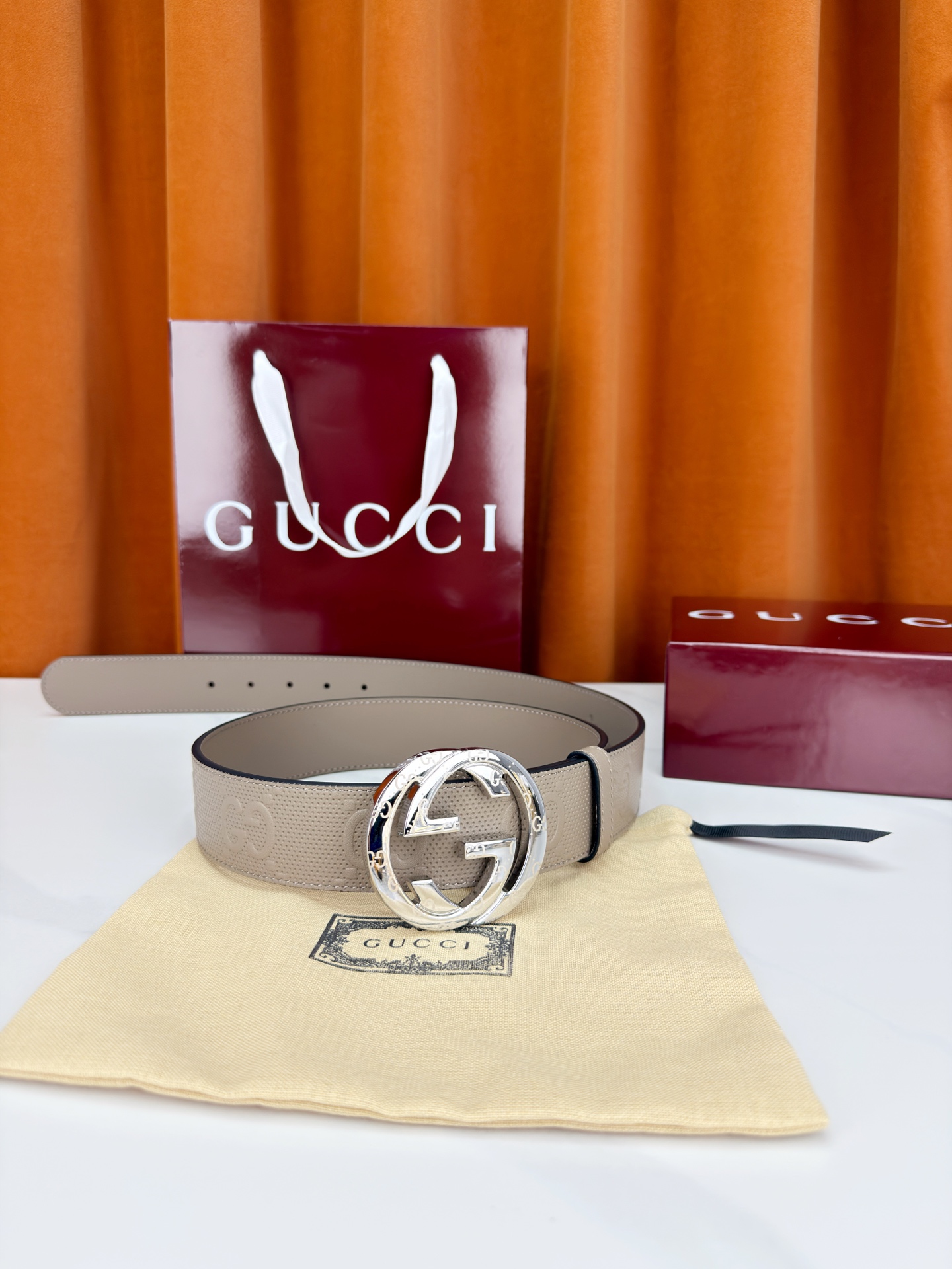 宽度4.0cm Gucci经典双G皮带，甄选皮革满印双G暗纹，互扣式双G金属扣光泽夺目，外圈精雕细刻点缀