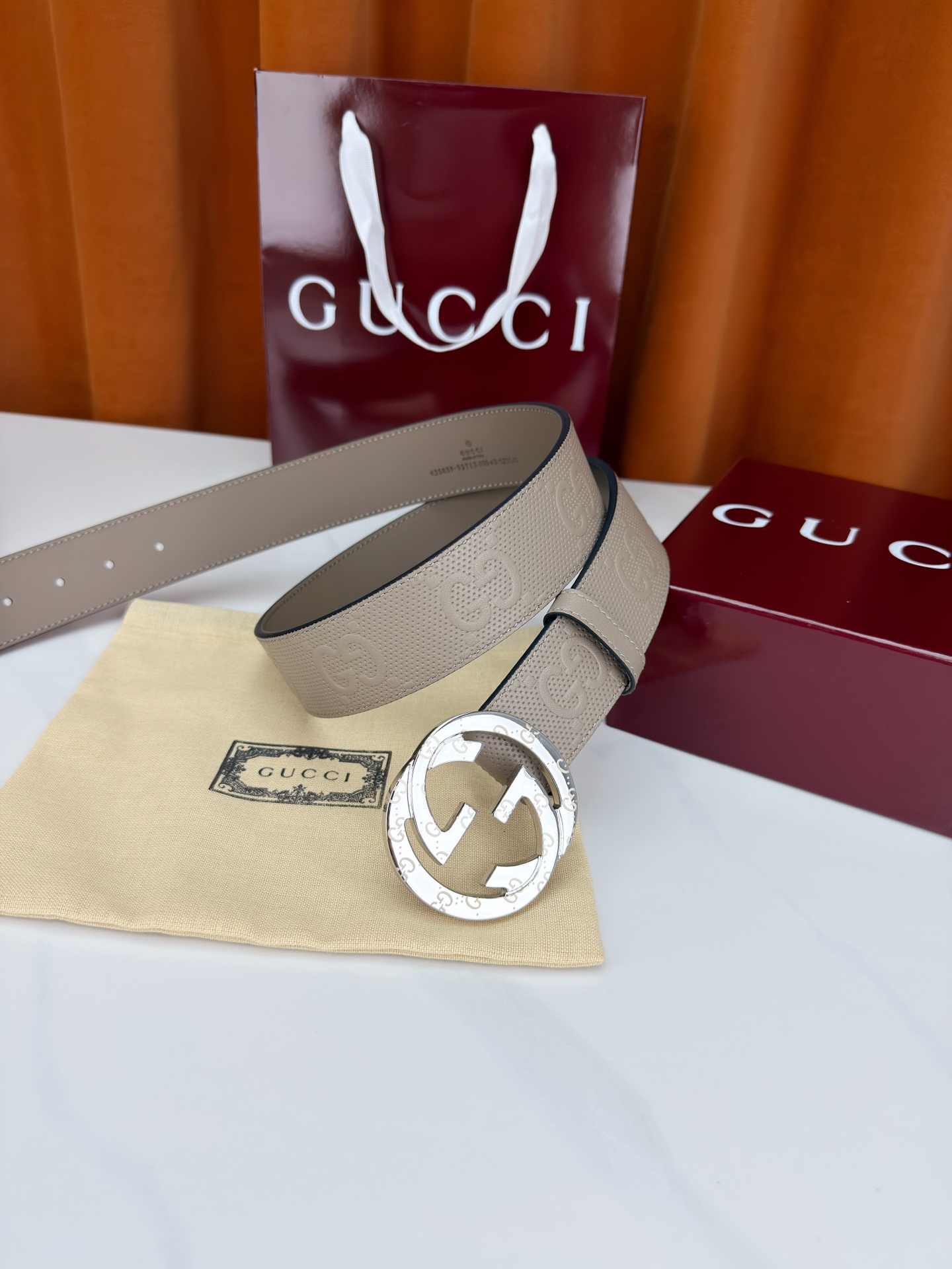 宽度4.0cm Gucci经典双G皮带，甄选皮革满印双G暗纹，互扣式双G金属扣光泽夺目，外圈精雕细刻点缀