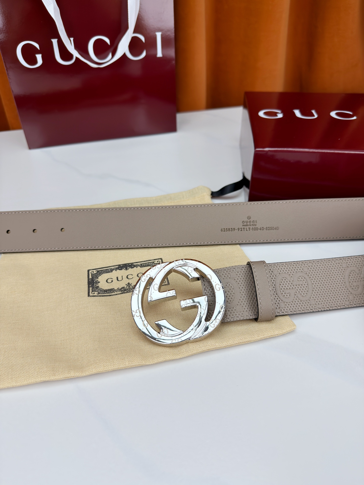 宽度4.0cm Gucci经典双G皮带，甄选皮革满印双G暗纹，互扣式双G金属扣光泽夺目，外圈精雕细刻点缀