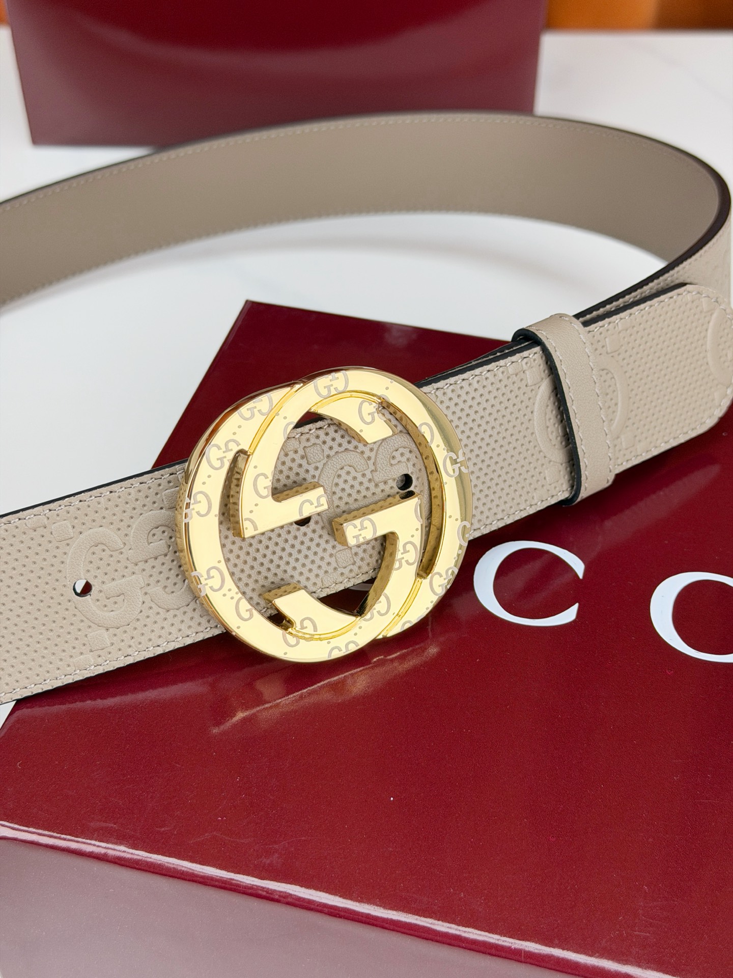 宽度4.0cm Gucci经典双G皮带，甄选皮革满印双G暗纹，互扣式双G金属扣光泽夺目，外圈精雕细刻点缀