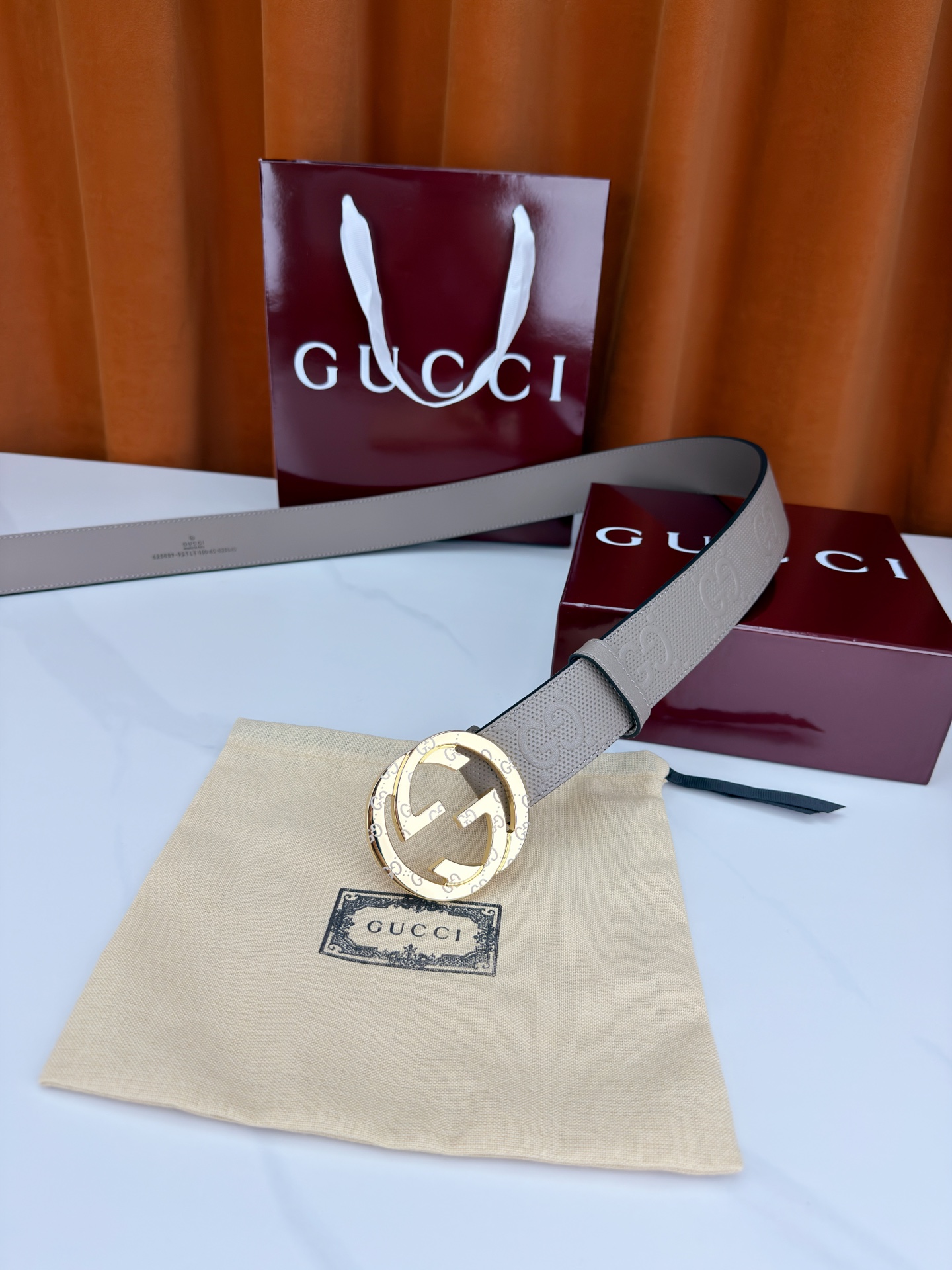 宽度4.0cm Gucci经典双G皮带，甄选皮革满印双G暗纹，互扣式双G金属扣光泽夺目，外圈精雕细刻点缀