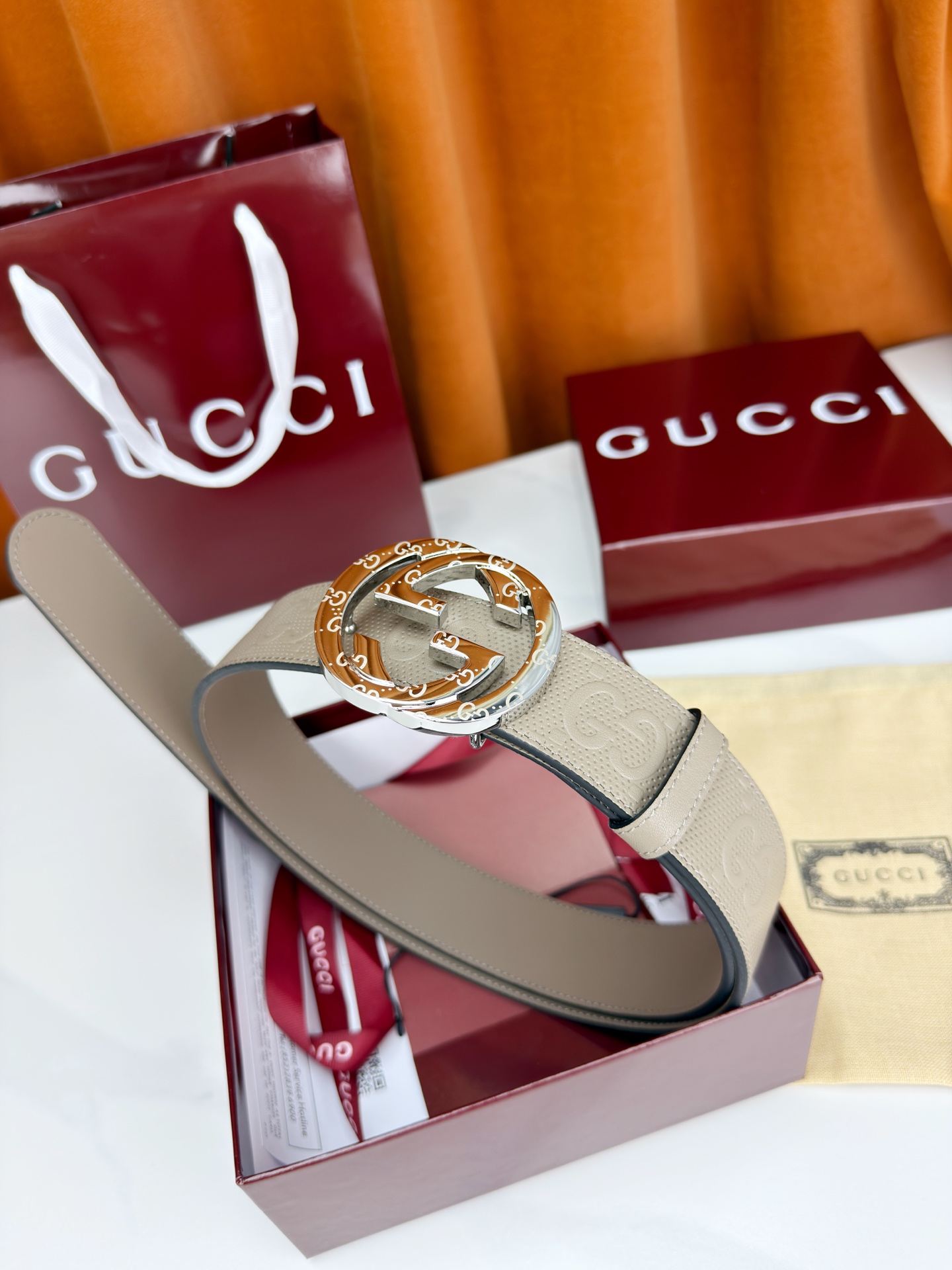 宽度4.0cm Gucci经典双G皮带，甄选皮革满印双G暗纹，互扣式双G金属扣光泽夺目，外圈精雕细刻点缀