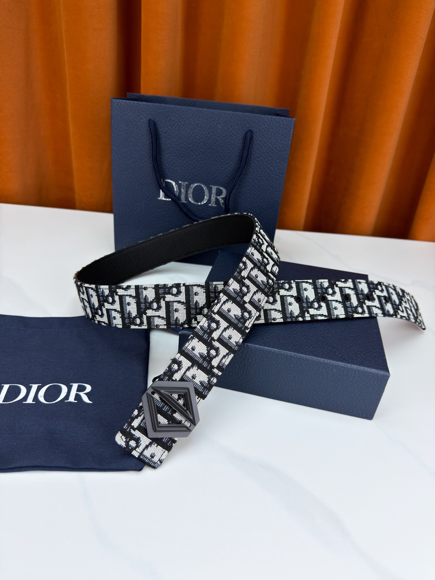 Dior 宽度4.0cm 甄选优质不锈钢五金件 搭配荔枝纹皮革内衬 双面可搭