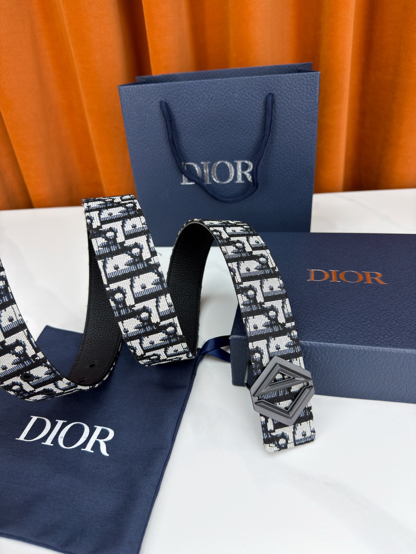 Dior 宽度4.0cm 甄选优质不锈钢五金件 搭配荔枝纹皮革内衬 双面可搭