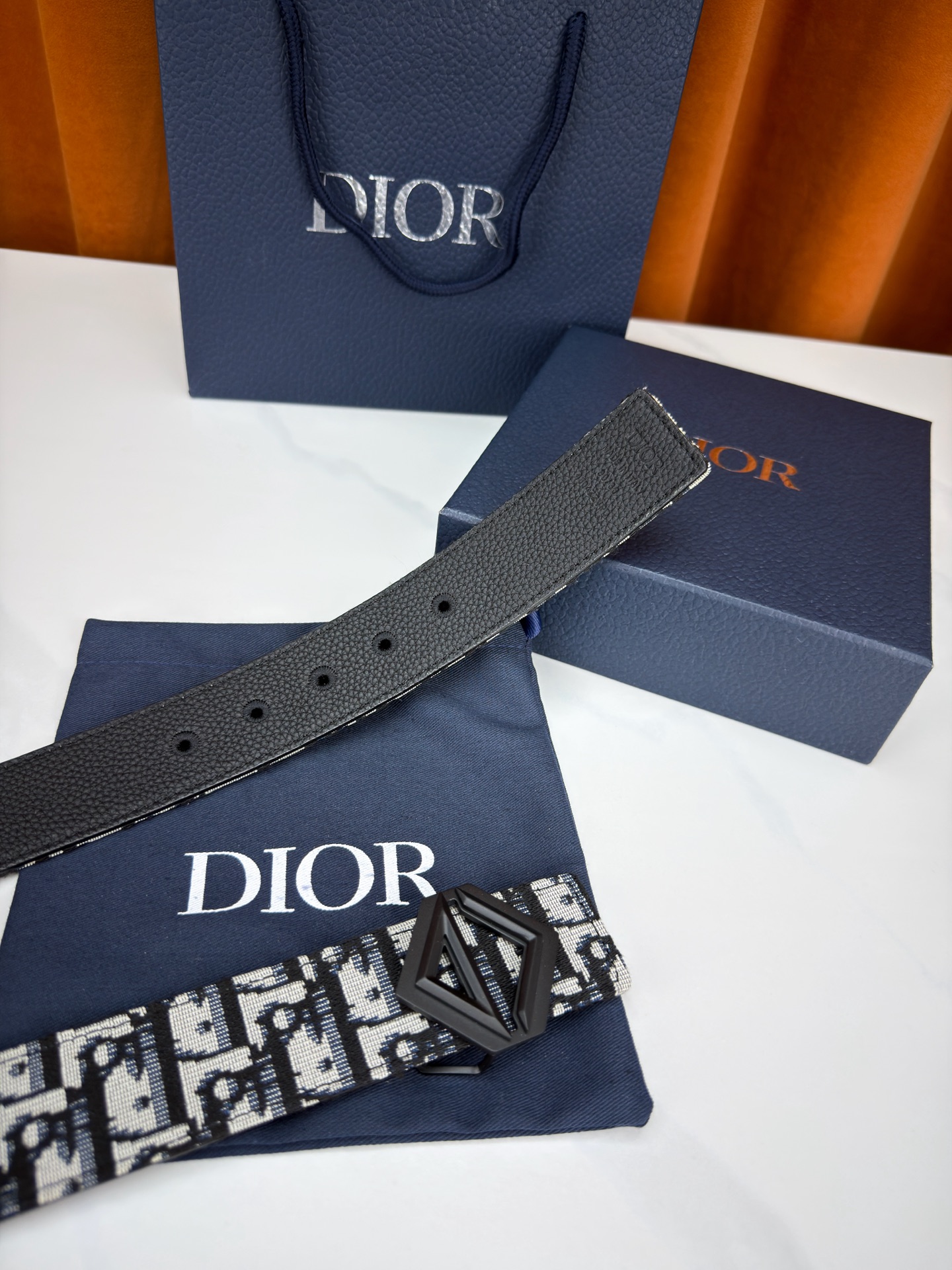 Dior 宽度4.0cm 甄选优质不锈钢五金件 搭配荔枝纹皮革内衬 双面可搭