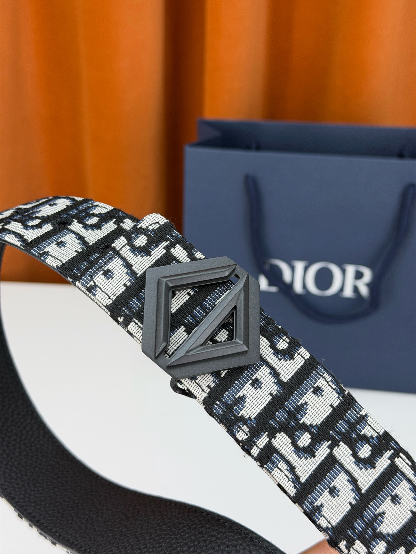 Dior 宽度4.0cm 甄选优质不锈钢五金件 搭配荔枝纹皮革内衬 双面可搭