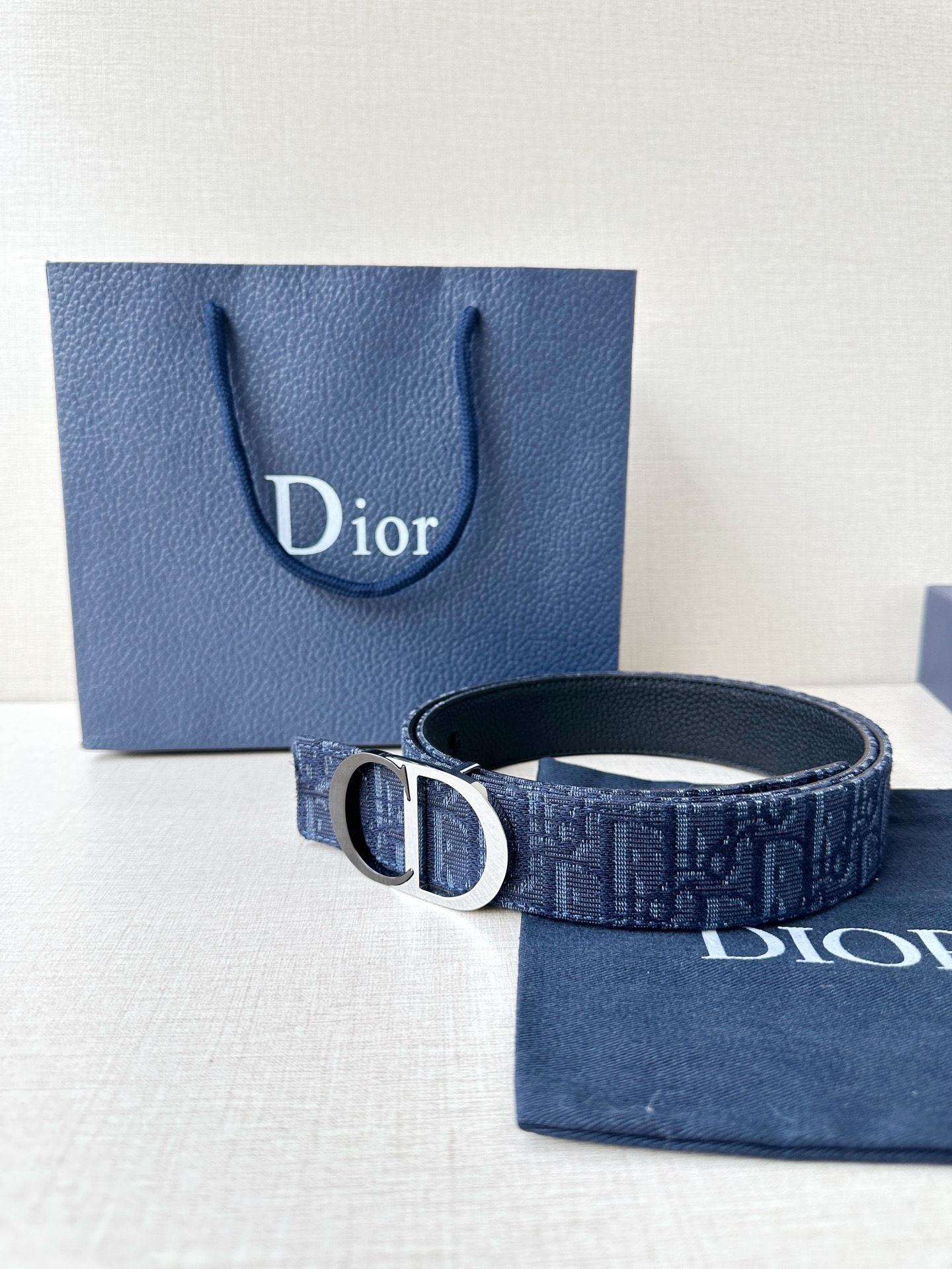 宽度3.5cm 这款35 毫米双面腰带结合典雅气质与摩登风范-Chinese wholesaler seller Clothes Bags handbags wholesale Shoes High Quatity wholesaler seller Cheap Sneakers from China Factory Chinese suppliers china wholesale clothing wholesaler seller 宽度3.5cm 这款35 毫米双面腰带结合典雅气质与摩登风范