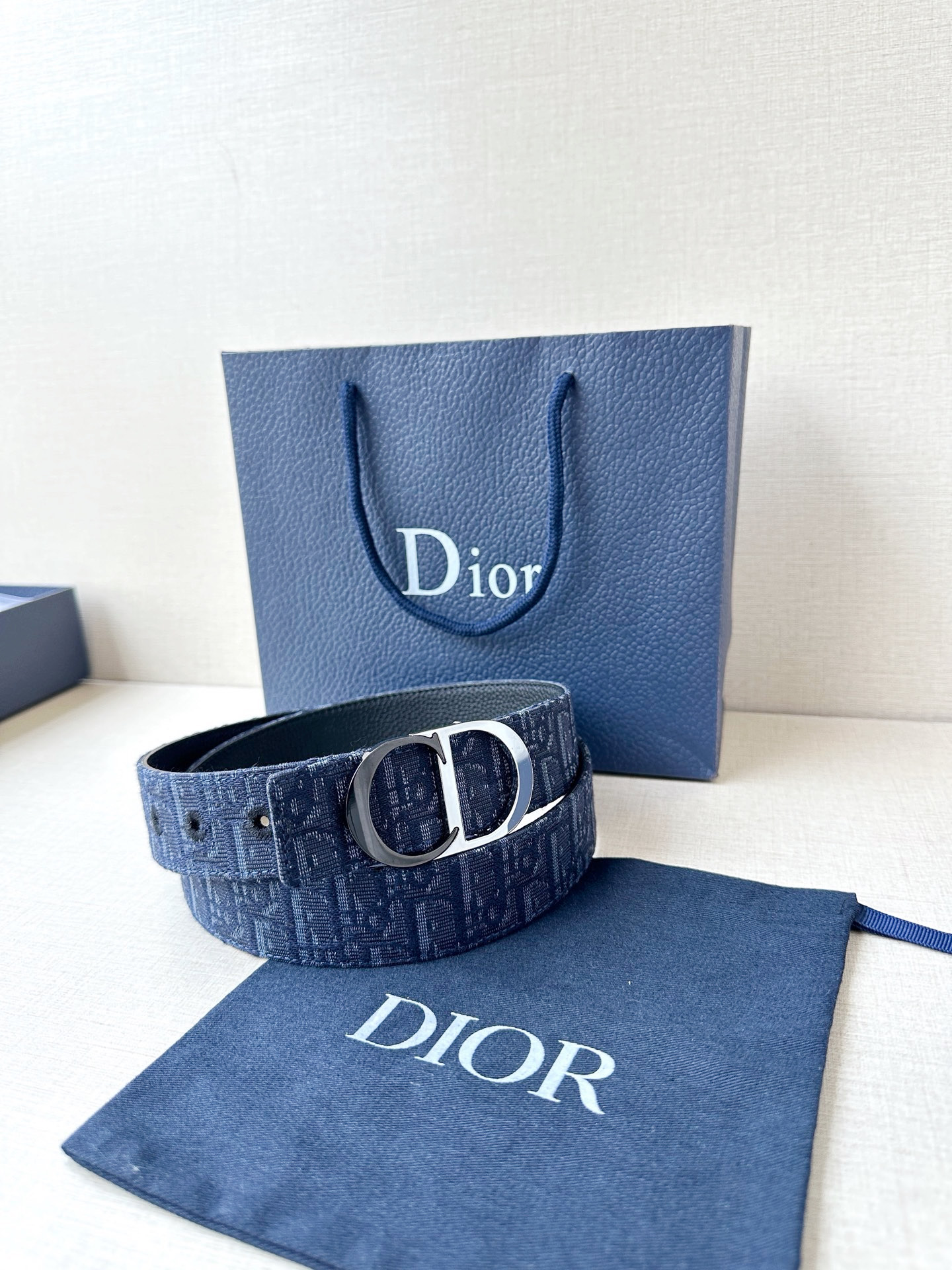 宽度3.5cm 这款35 毫米双面腰带结合典雅气质与摩登风范-Chinese wholesaler seller Clothes Bags handbags wholesale Shoes High Quatity wholesaler seller Cheap Sneakers from China Factory Chinese suppliers china wholesale clothing wholesaler seller 宽度3.5cm 这款35 毫米双面腰带结合典雅气质与摩登风范
