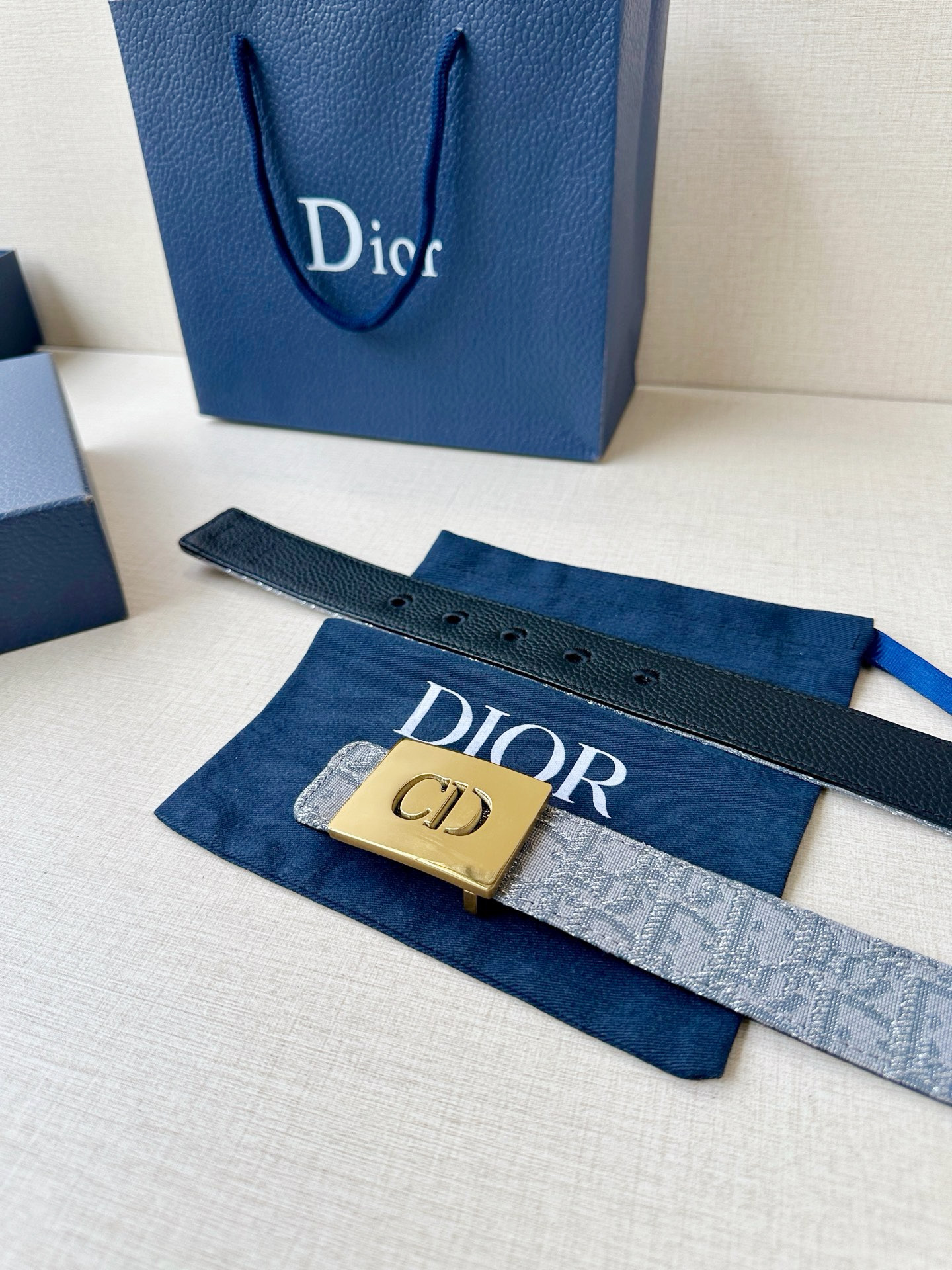 宽度3.5cm 这款35 毫米双面腰带结合典雅气质与摩登风范-Chinese wholesaler seller Clothes Bags handbags wholesale Shoes High Quatity wholesaler seller Cheap Sneakers from China Factory Chinese suppliers china wholesale clothing wholesaler seller 宽度3.5cm 这款35 毫米双面腰带结合典雅气质与摩登风范