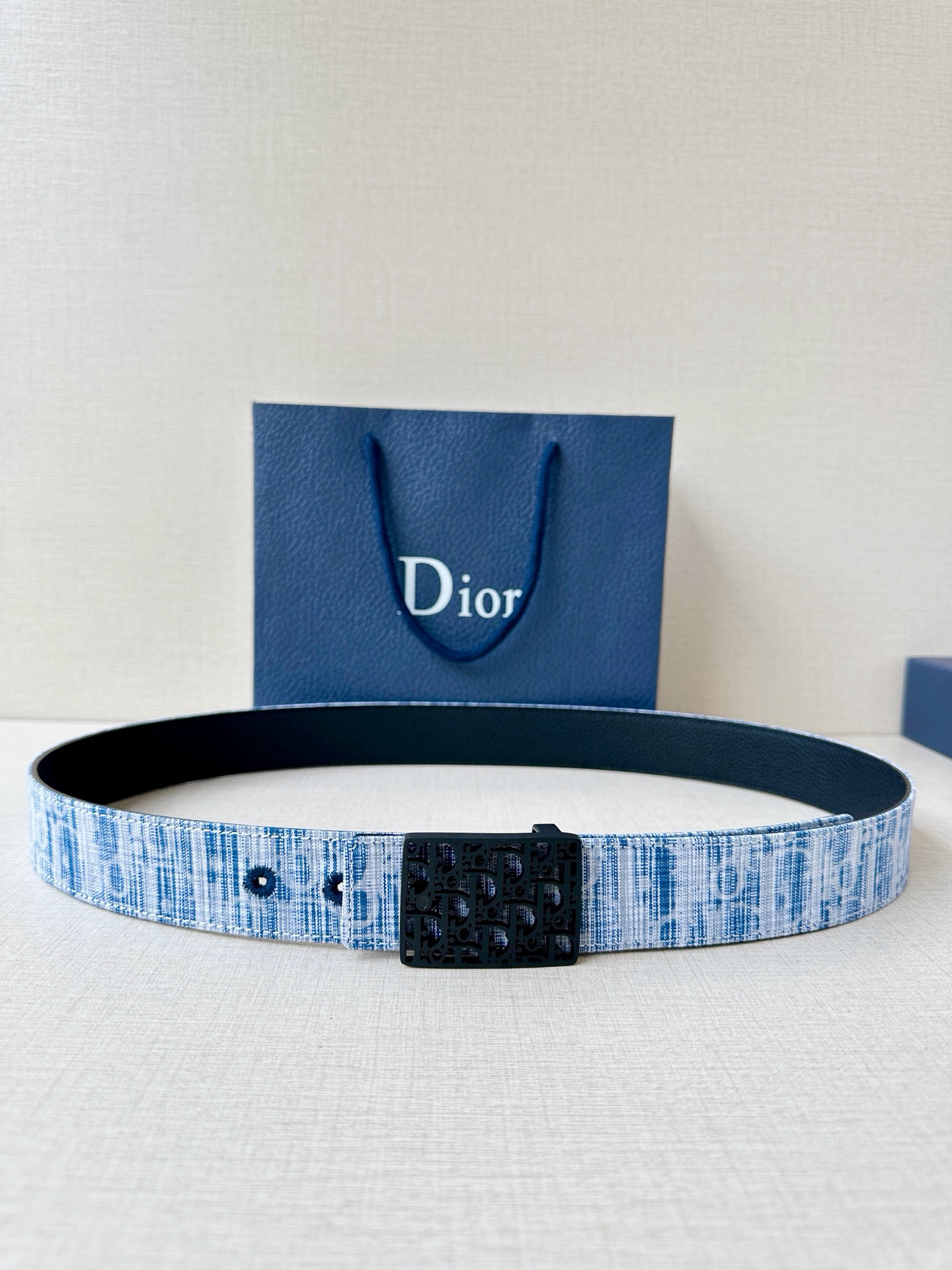 NO:860750,Original order Width 3.5cm This 35mm reversible belt combines elegance and modern style. Black smooth cowhide style, one side decorated with sky blue embossed CD Icon logo. Can be used with various 35mm belt buckles. Embossed CD Icon logo smooth cowhide, belt, cowhide19860909原单 宽度3.5cm这款 35 毫米双面腰带结合典雅气质与摩登风范.黑色光滑牛皮款式,一面饰以天空蓝调压花 CD Icon 标志.可搭配各式 35 毫米腰带扣. 压花 CD Icon 标志 光滑牛皮,皮带,cowhide,Belt