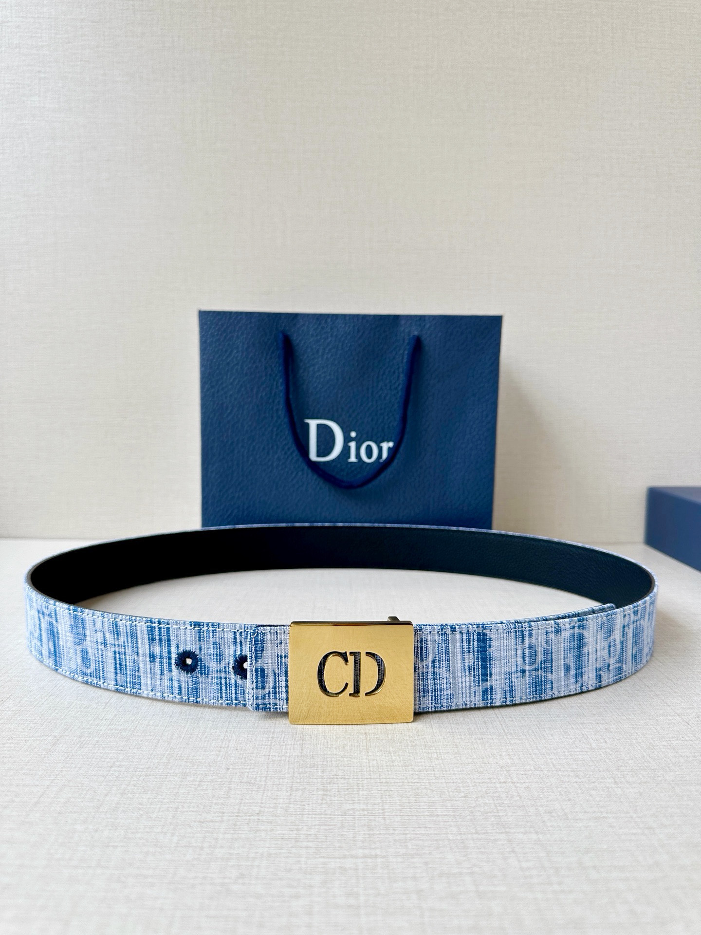 NO:860749,Original order Width 3.5cm This 35mm reversible belt combines elegance and modern style. Black smooth cowhide style, one side decorated with sky blue embossed CD Icon logo. Can be used with various 35mm belt buckles. Embossed CD Icon logo smooth cowhide, belt, cowhide19860909原单 宽度3.5cm这款 35 毫米双面腰带结合典雅气质与摩登风范.黑色光滑牛皮款式,一面饰以天空蓝调压花 CD Icon 标志.可搭配各式 35 毫米腰带扣. 压花 CD Icon 标志 光滑牛皮,皮带,cowhide,Belt