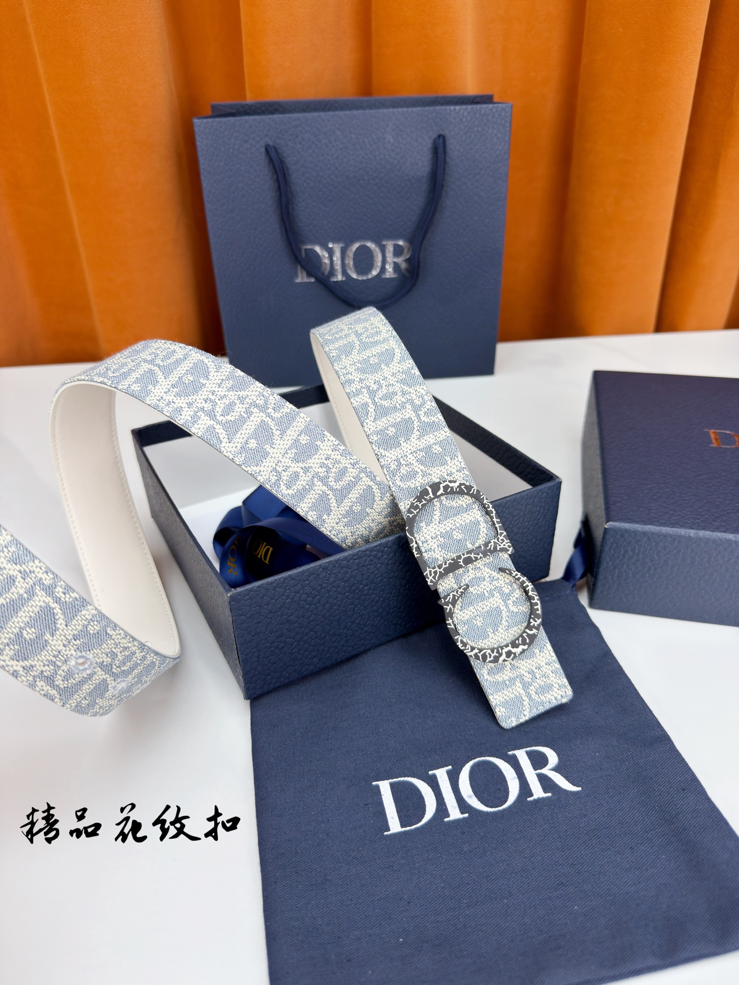 Dior 宽度3.5cm精品花纹扣双面腰带，蓝白老花提花编织邂逅米色光面皮革，双面随心切换。CD金属扣饰