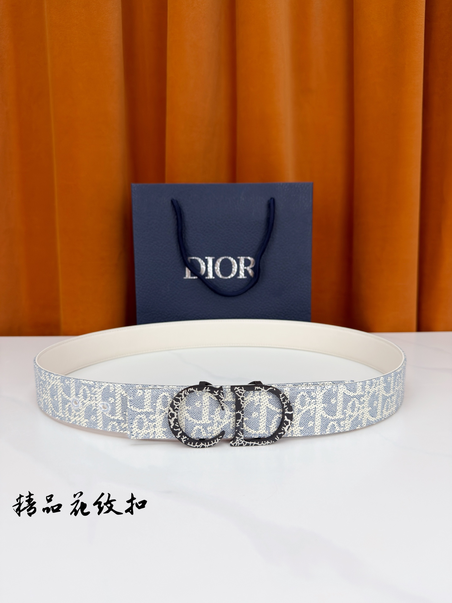 Dior 宽度3.5cm精品花纹扣双面腰带，蓝白老花提花编织邂逅米色光面皮革，双面随心切换。CD金属扣饰