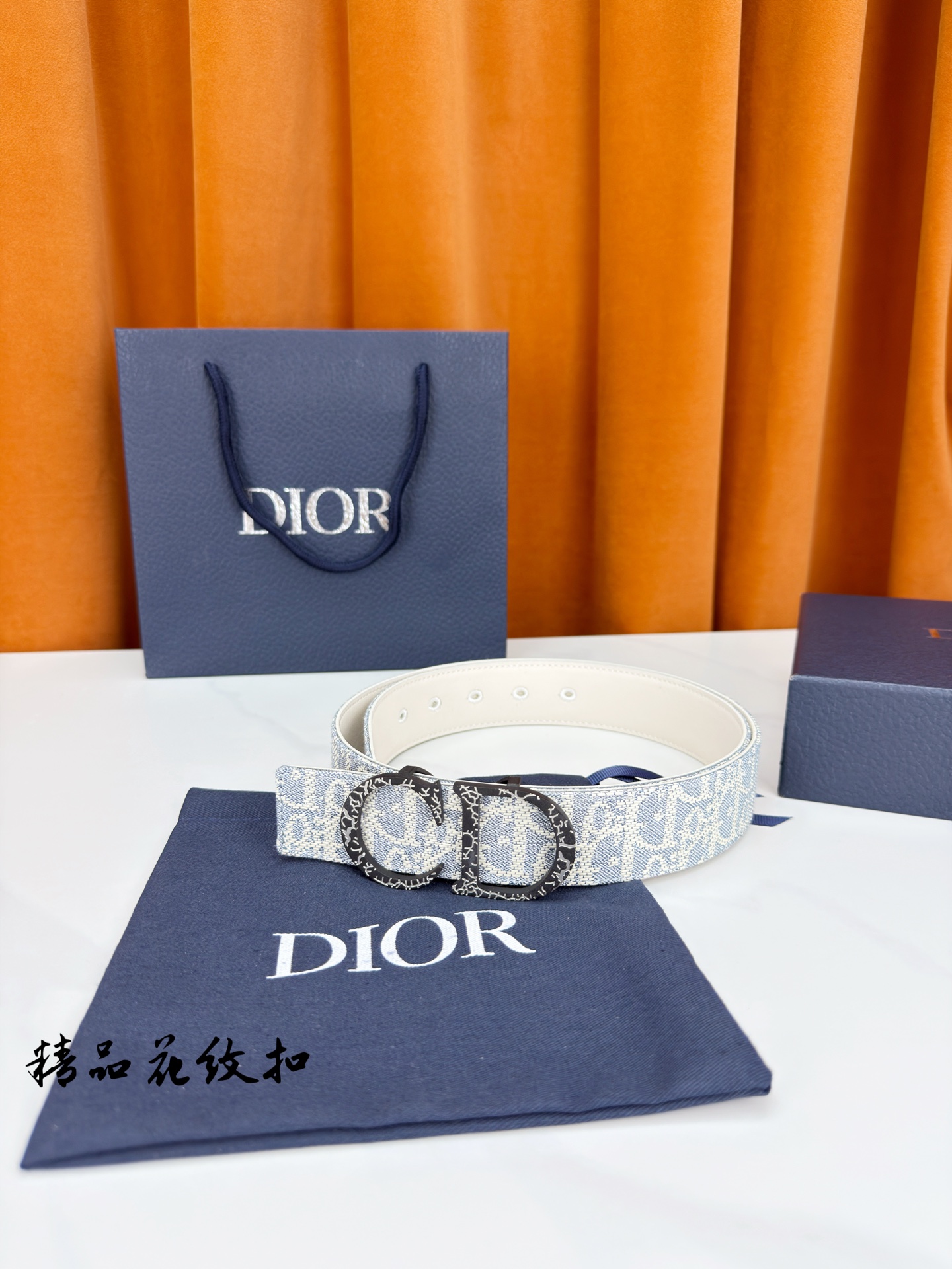 Dior 宽度3.5cm精品花纹扣双面腰带，蓝白老花提花编织邂逅米色光面皮革，双面随心切换。CD金属扣饰