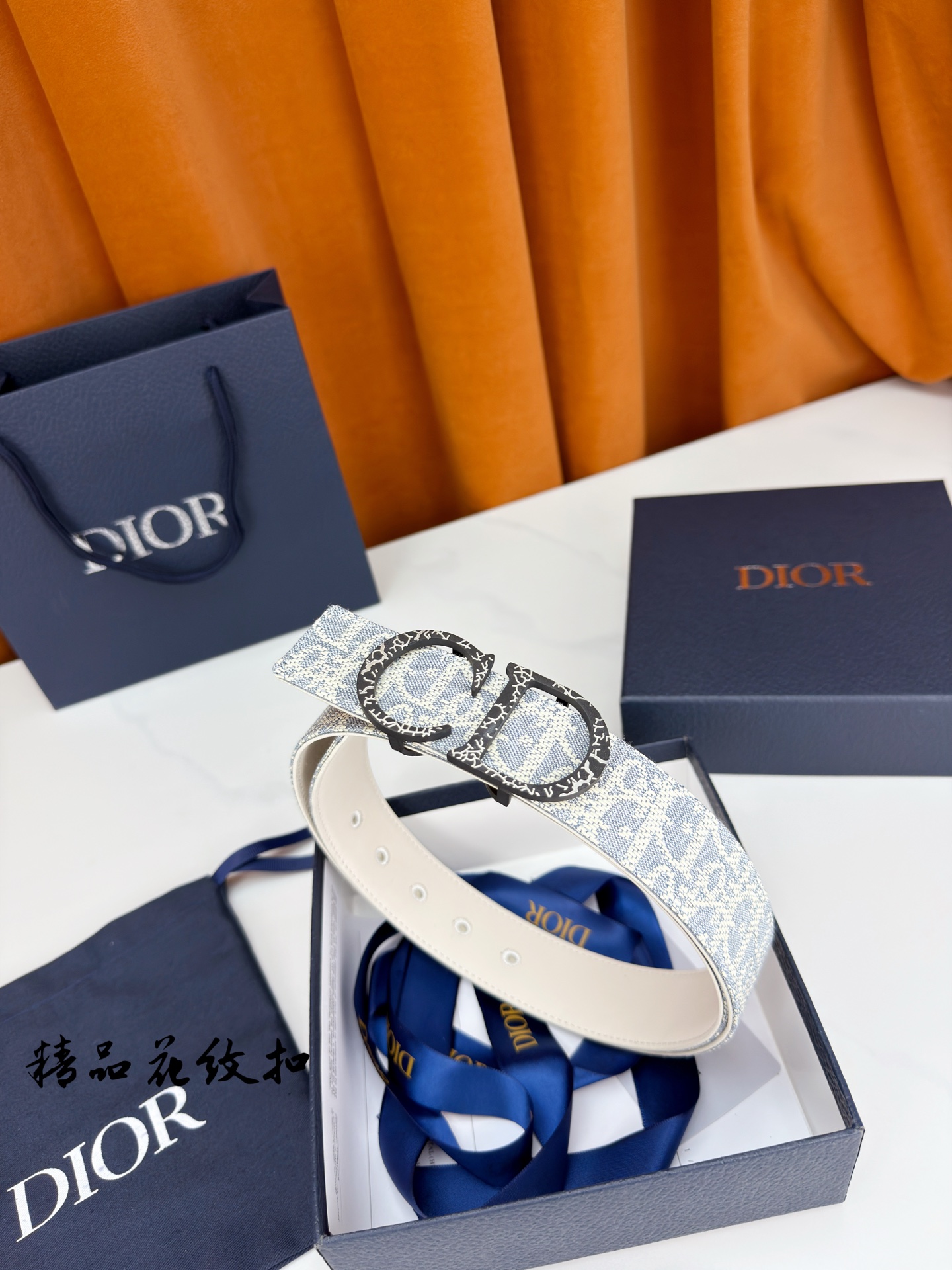 Dior 宽度3.5cm精品花纹扣双面腰带，蓝白老花提花编织邂逅米色光面皮革，双面随心切换。CD金属扣饰