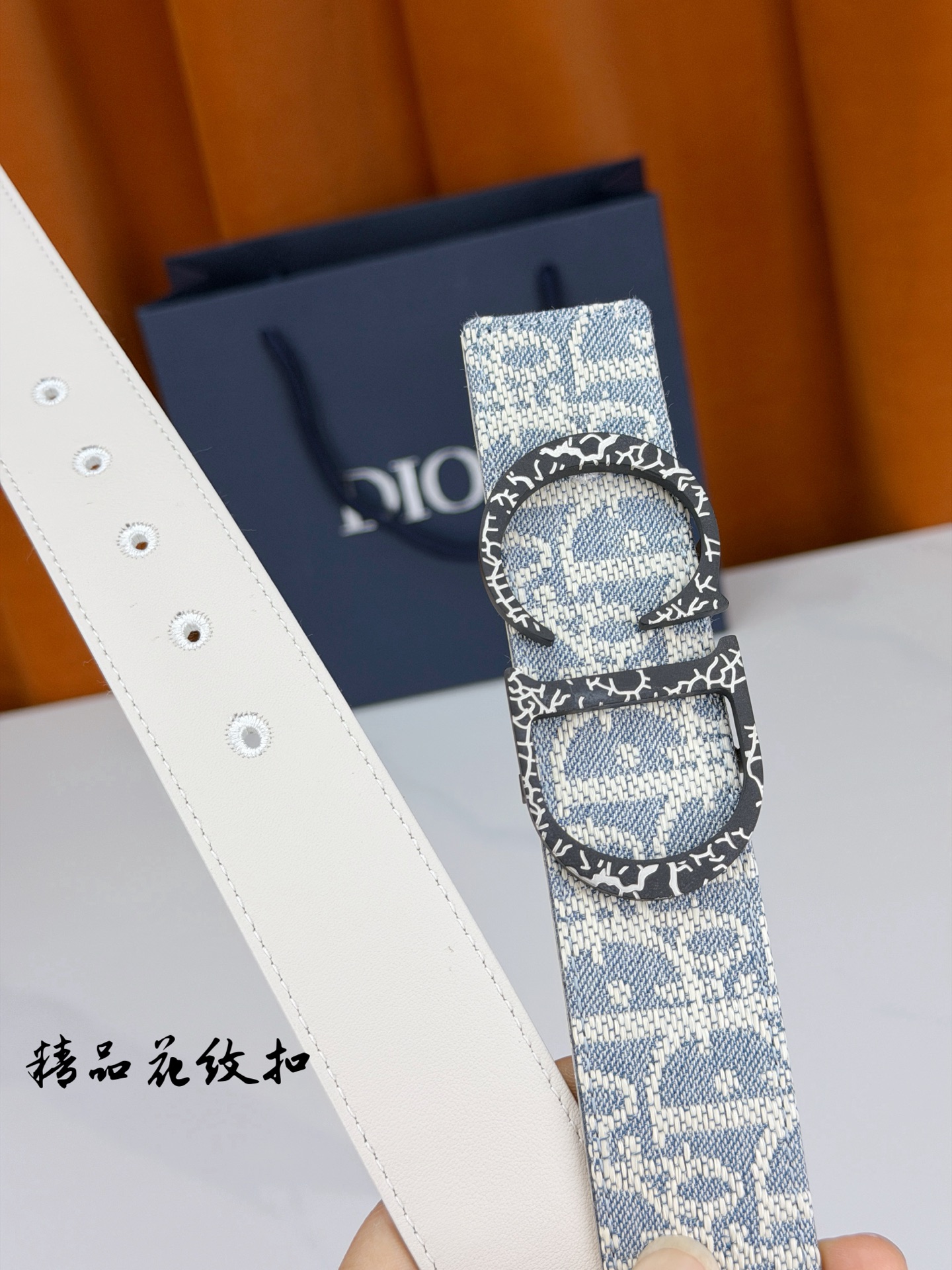 Dior 宽度3.5cm精品花纹扣双面腰带，蓝白老花提花编织邂逅米色光面皮革，双面随心切换。CD金属扣饰