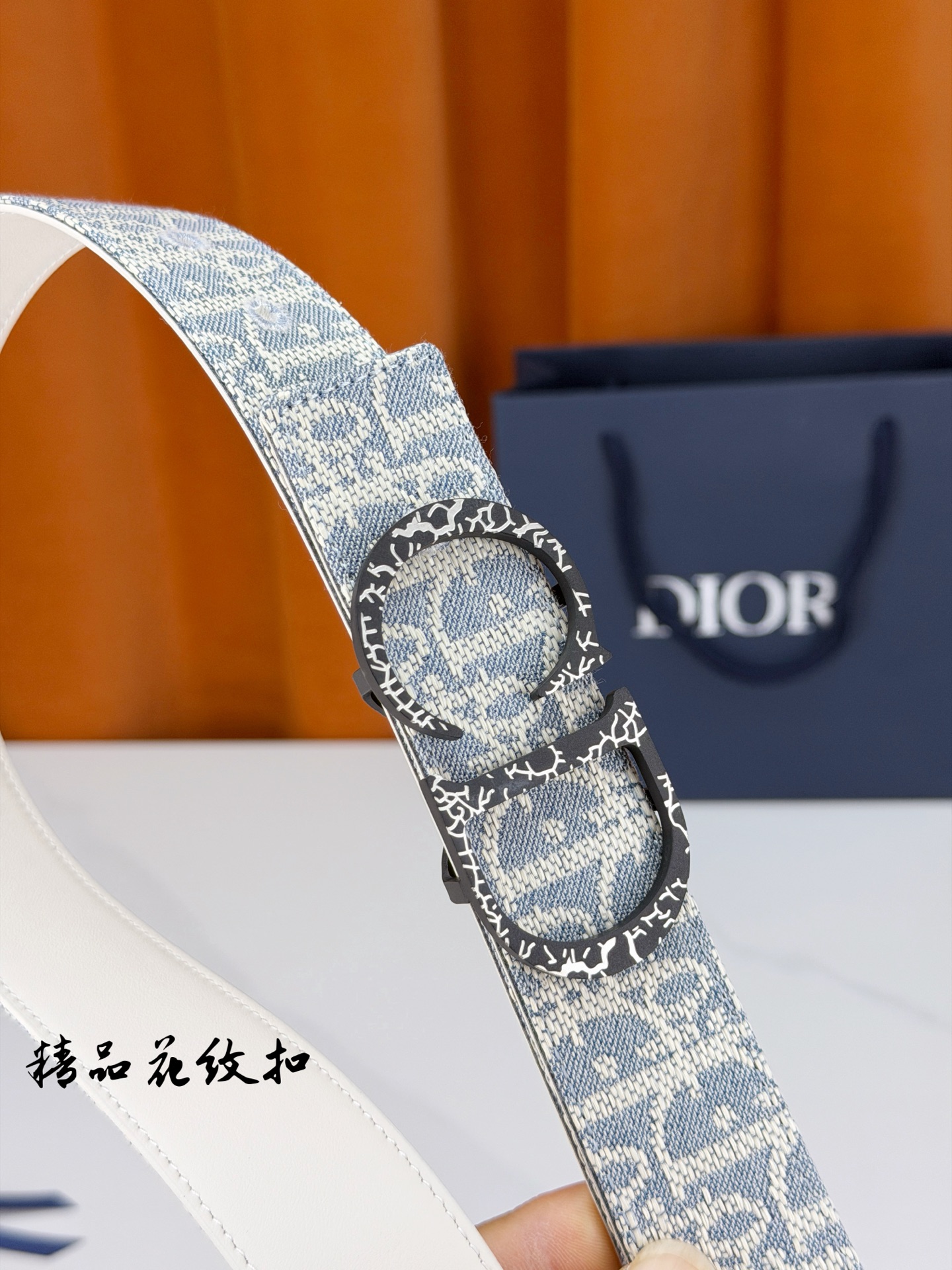 Dior 宽度3.5cm精品花纹扣双面腰带，蓝白老花提花编织邂逅米色光面皮革，双面随心切换。CD金属扣饰