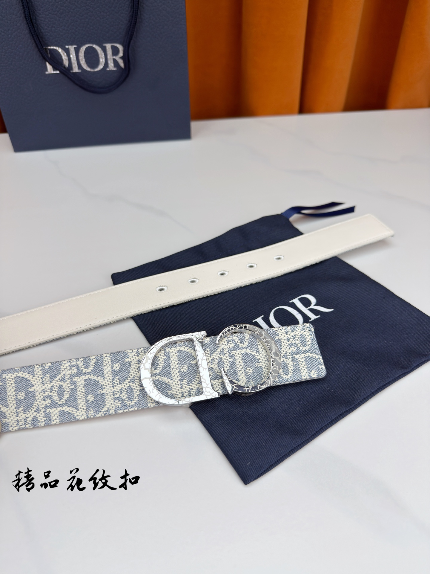 Dior 宽度3.5cm精品花纹扣双面腰带，蓝白老花提花编织邂逅米色光面皮革，双面随心切换。CD金属扣饰
