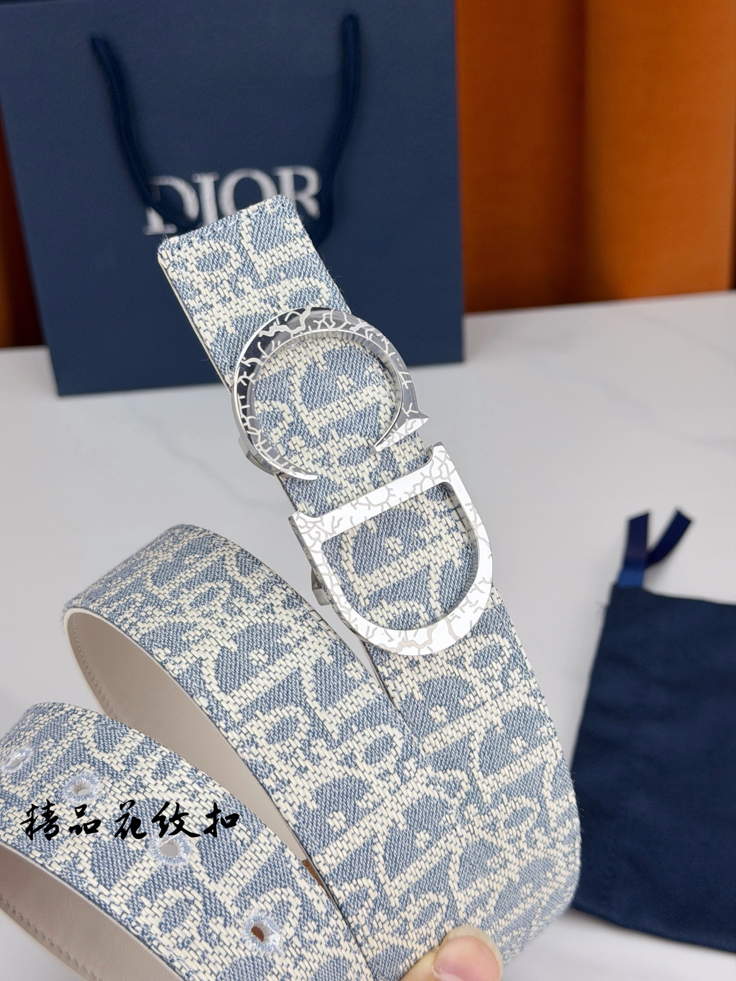 Dior 宽度3.5cm精品花纹扣双面腰带，蓝白老花提花编织邂逅米色光面皮革，双面随心切换。CD金属扣饰