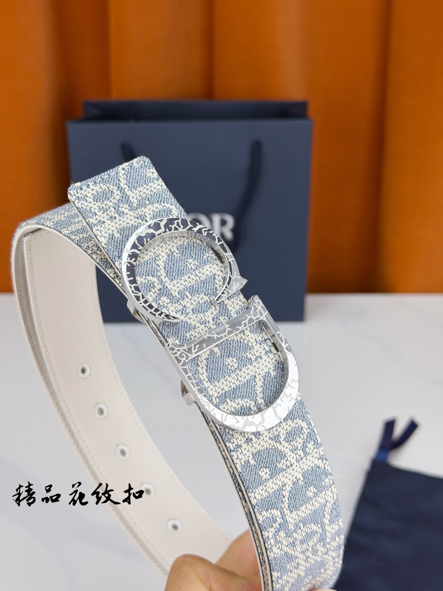 Dior 宽度3.5cm精品花纹扣双面腰带，蓝白老花提花编织邂逅米色光面皮革，双面随心切换。CD金属扣饰