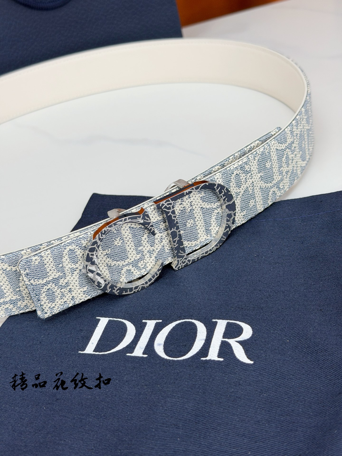 Dior 宽度3.5cm精品花纹扣双面腰带，蓝白老花提花编织邂逅米色光面皮革，双面随心切换。CD金属扣饰