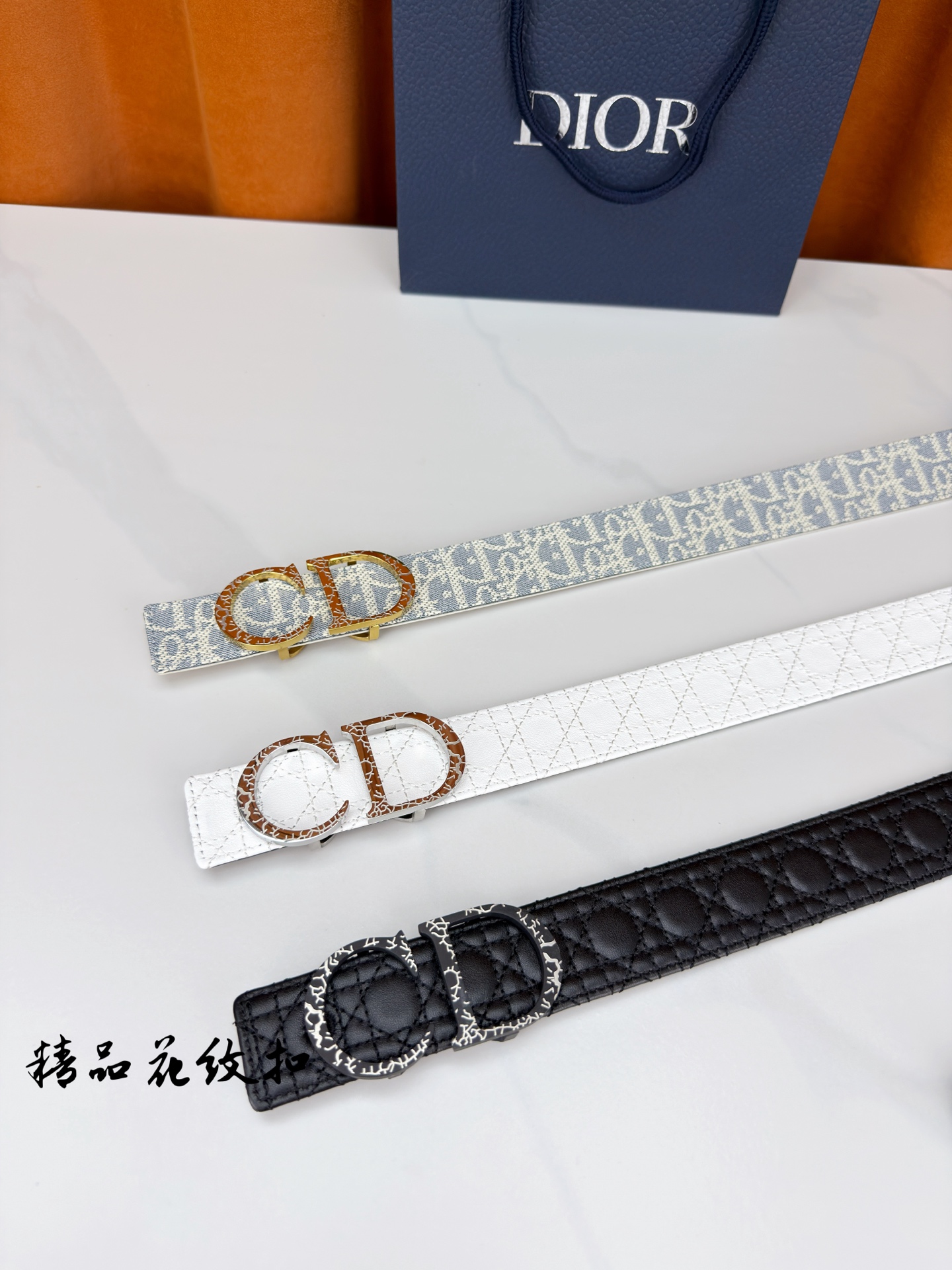 Dior 宽度3.5cm精品花纹扣双面腰带，蓝白老花提花编织邂逅米色光面皮革，双面随心切换。CD金属扣饰