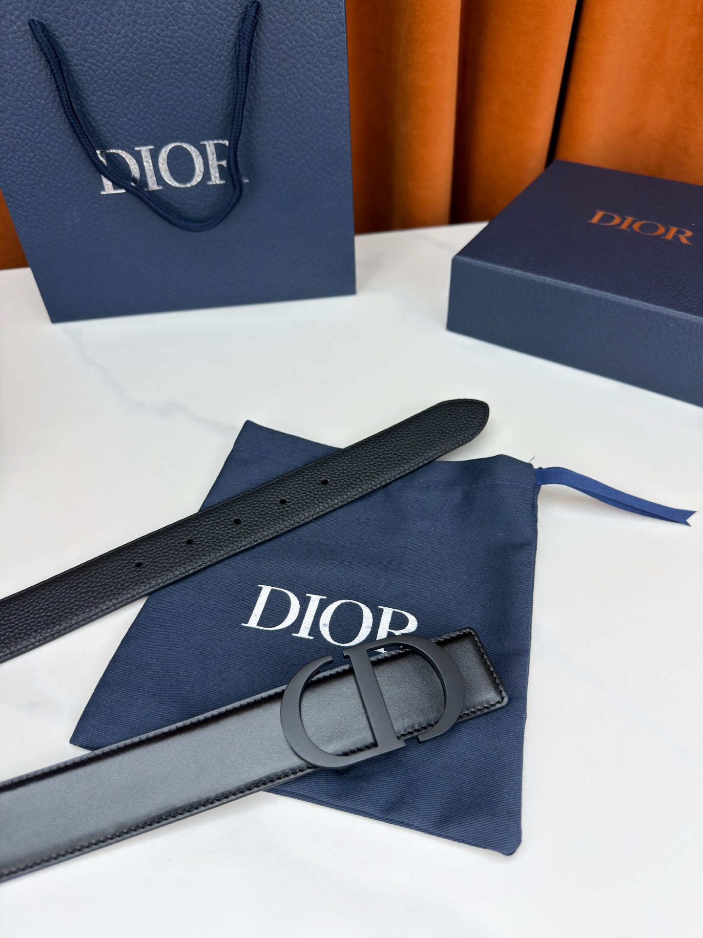 Dior宽度3.5cm双面腰带，甄选荔枝纹牛皮，双面颜色一带两戴。标志性CD金属扣，亮金或亮银可选，光泽