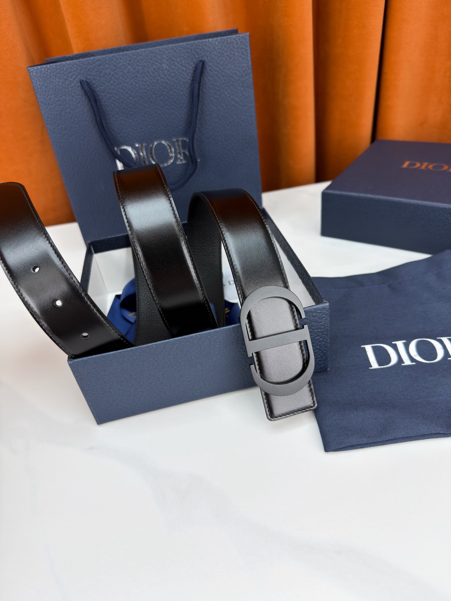 Dior宽度3.5cm双面腰带，甄选荔枝纹牛皮，双面颜色一带两戴。标志性CD金属扣，亮金或亮银可选，光泽