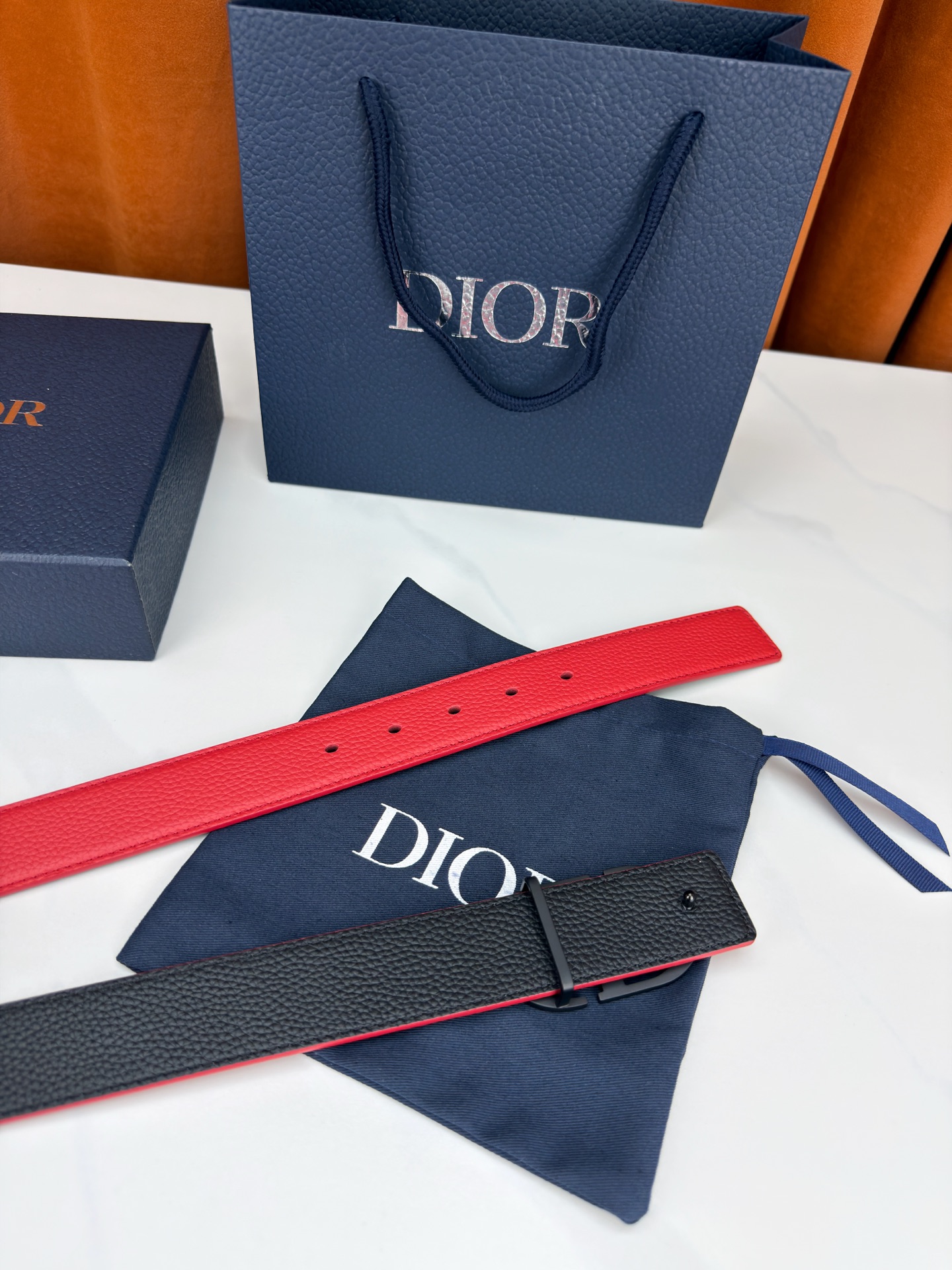 Dior宽度3.5cm双面腰带，甄选荔枝纹牛皮，双面颜色一带两戴。标志性CD金属扣，亮金或亮银可选，光泽