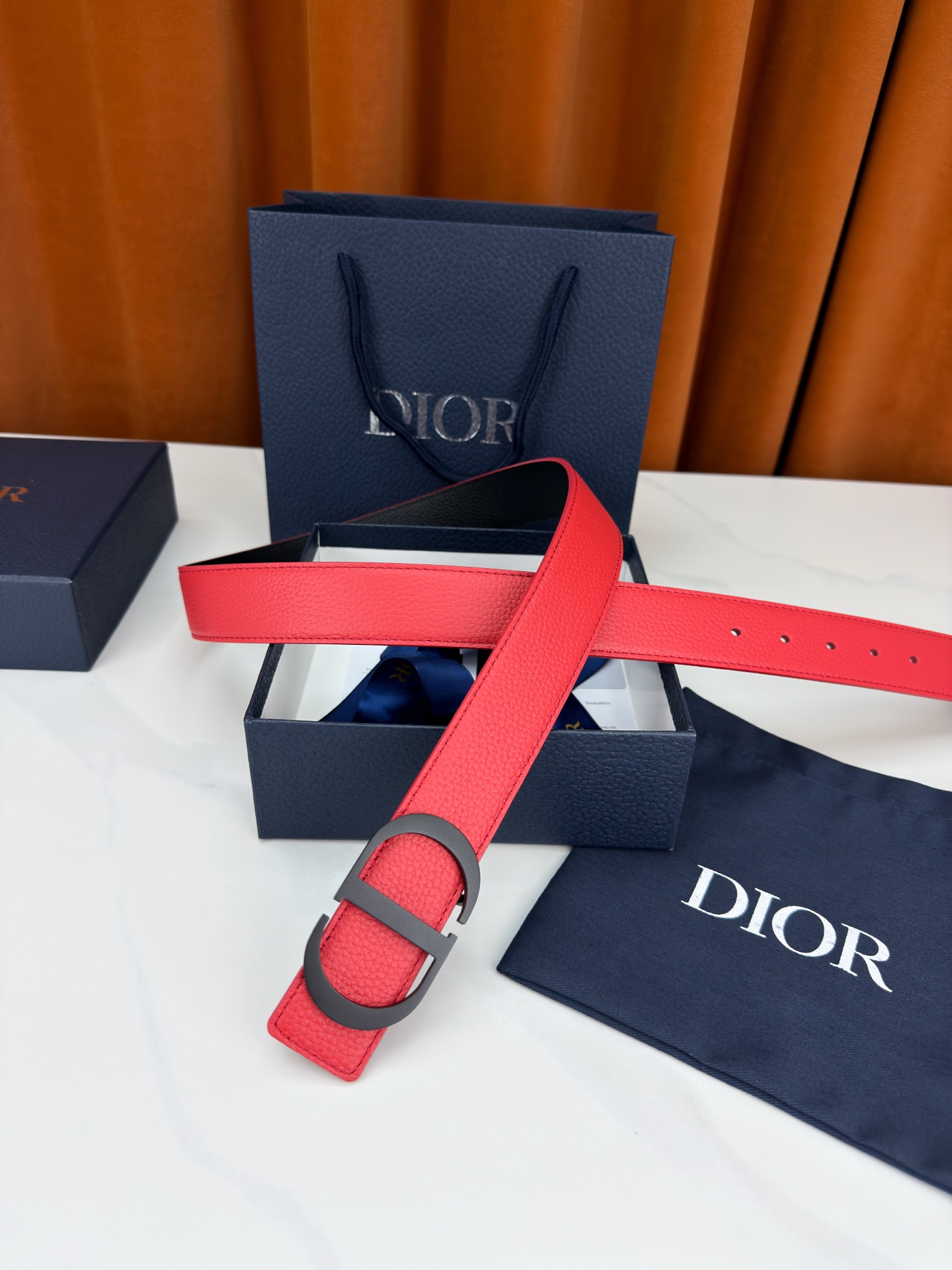 Dior宽度3.5cm双面腰带，甄选荔枝纹牛皮，双面颜色一带两戴。标志性CD金属扣，亮金或亮银可选，光泽