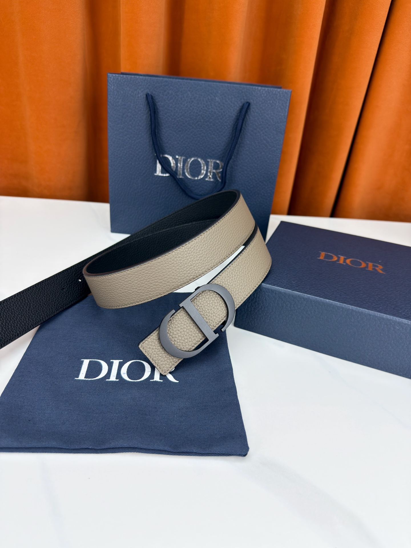 Dior宽度3.5cm双面腰带，甄选荔枝纹牛皮，双面颜色一带两戴。标志性CD金属扣，亮金或亮银可选，光泽