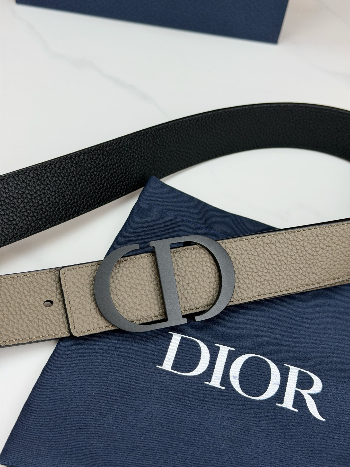 Dior宽度3.5cm双面腰带，甄选荔枝纹牛皮，双面颜色一带两戴。标志性CD金属扣，亮金或亮银可选，光泽