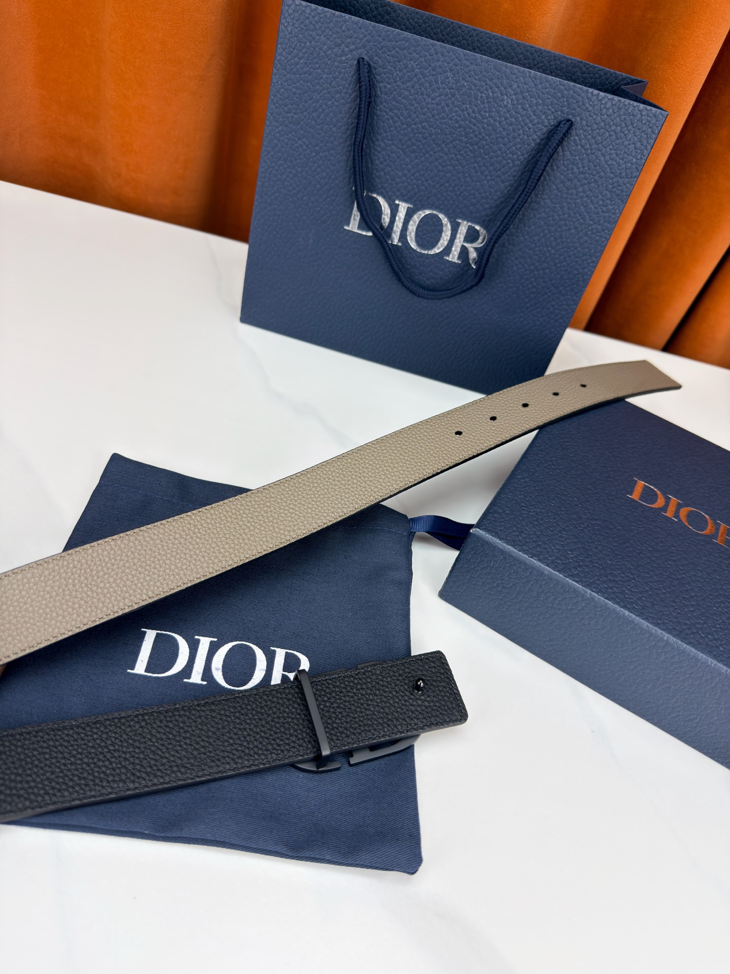 Dior宽度3.5cm双面腰带，甄选荔枝纹牛皮，双面颜色一带两戴。标志性CD金属扣，亮金或亮银可选，光泽
