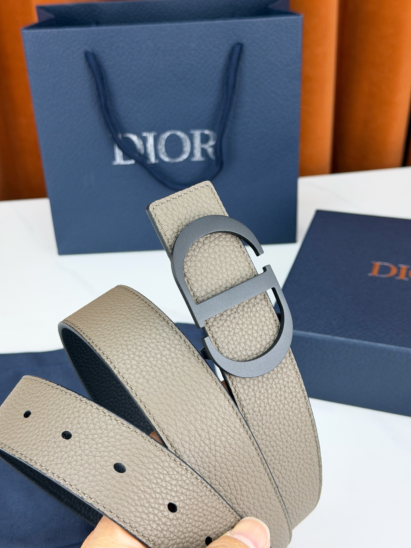 Dior宽度3.5cm双面腰带，甄选荔枝纹牛皮，双面颜色一带两戴。标志性CD金属扣，亮金或亮银可选，光泽
