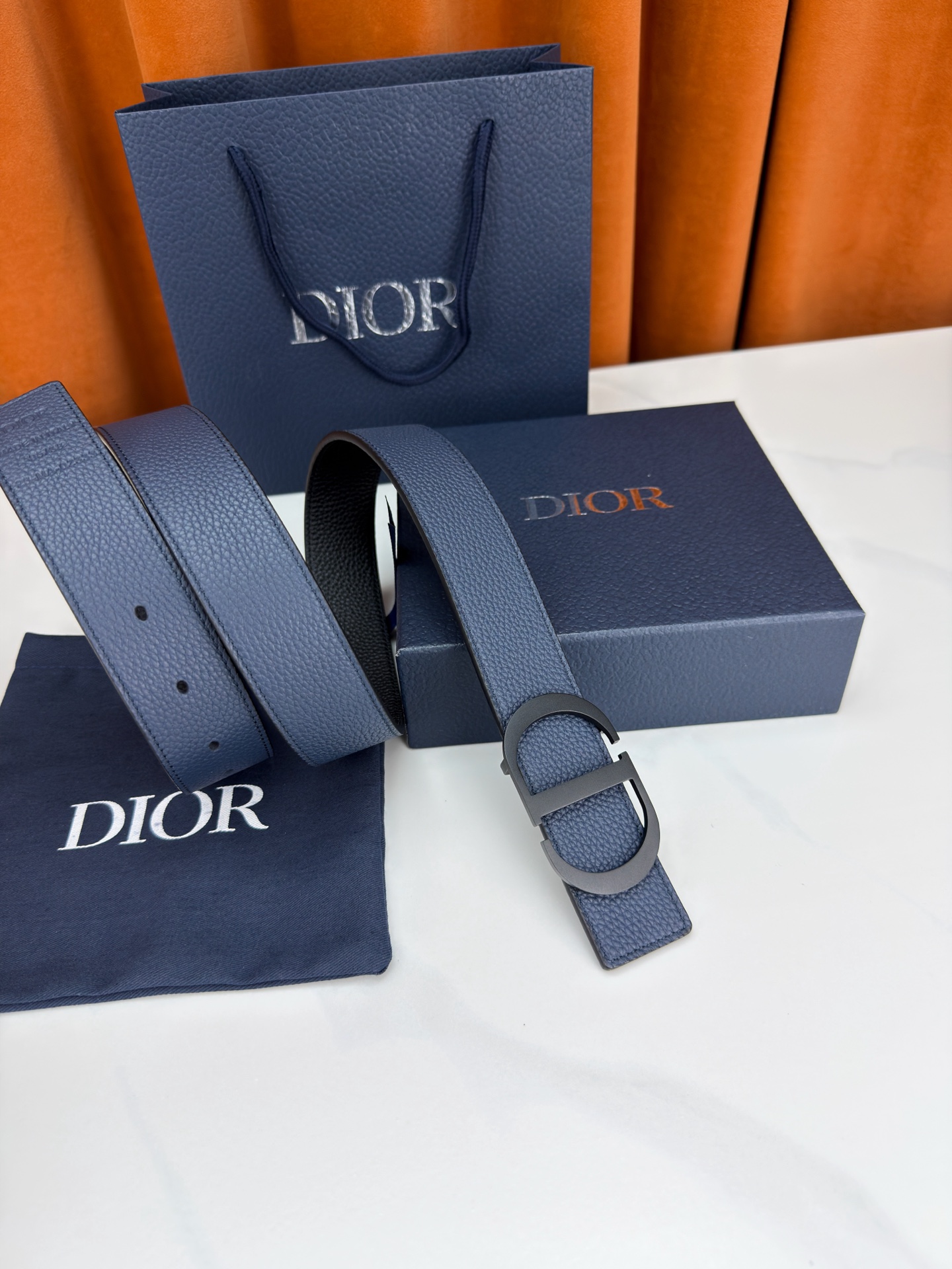 Dior宽度3.5cm双面腰带，甄选荔枝纹牛皮，双面颜色一带两戴。标志性CD金属扣，亮金或亮银可选，光泽