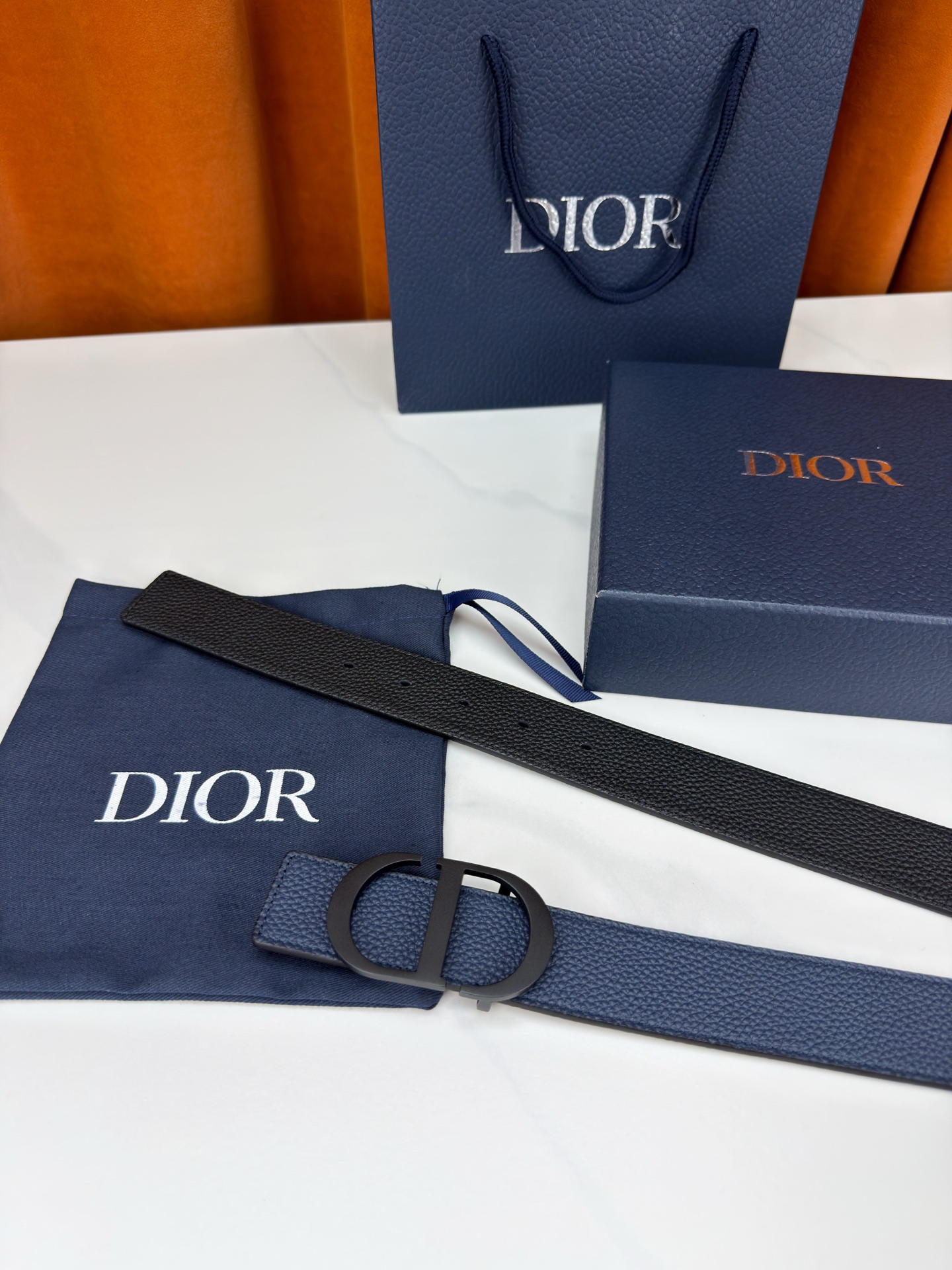 Dior宽度3.5cm双面腰带，甄选荔枝纹牛皮，双面颜色一带两戴。标志性CD金属扣，亮金或亮银可选，光泽