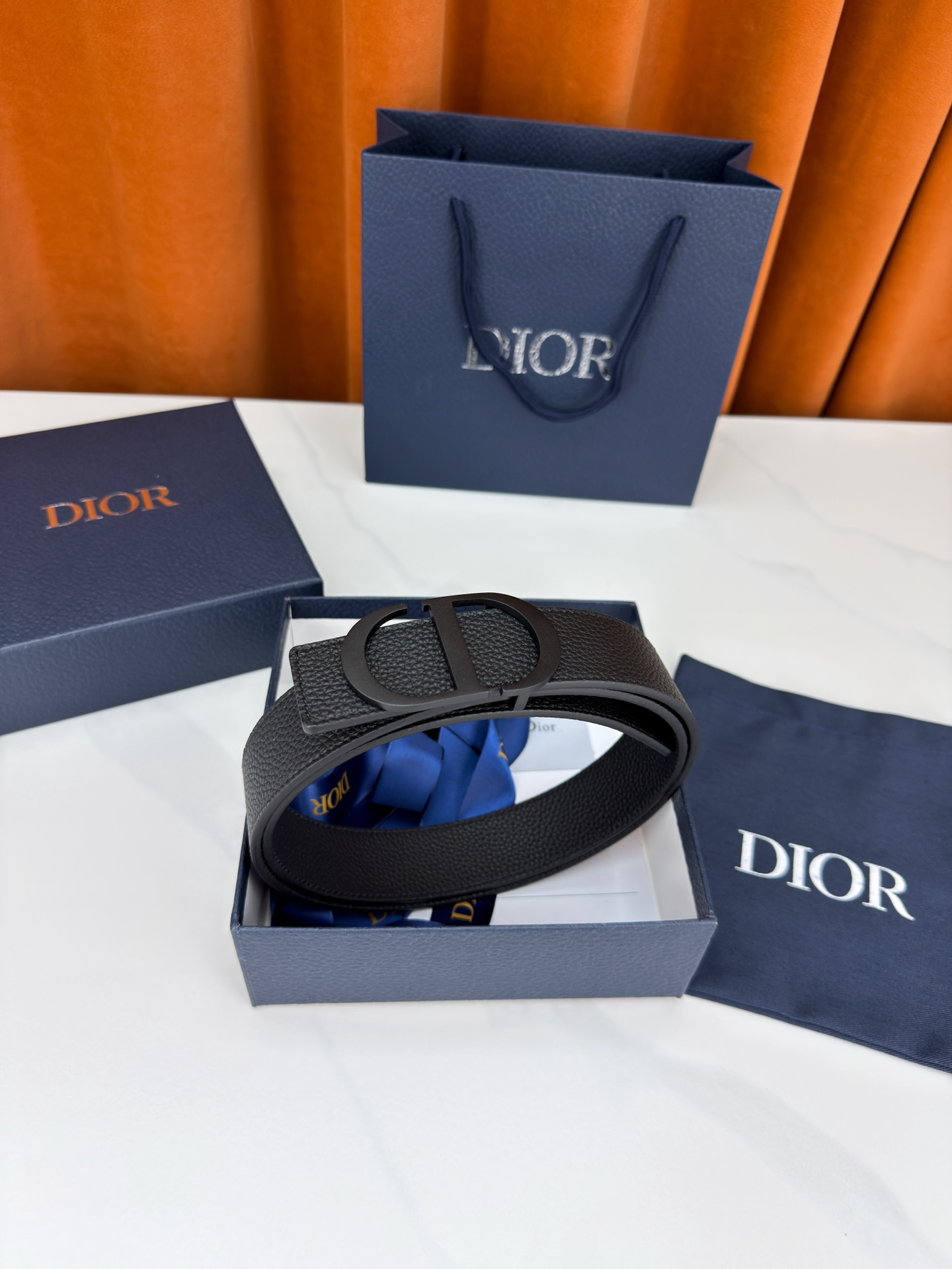 Dior宽度3.5cm双面腰带，甄选荔枝纹牛皮，双面颜色一带两戴。标志性CD金属扣，亮金或亮银可选，光泽