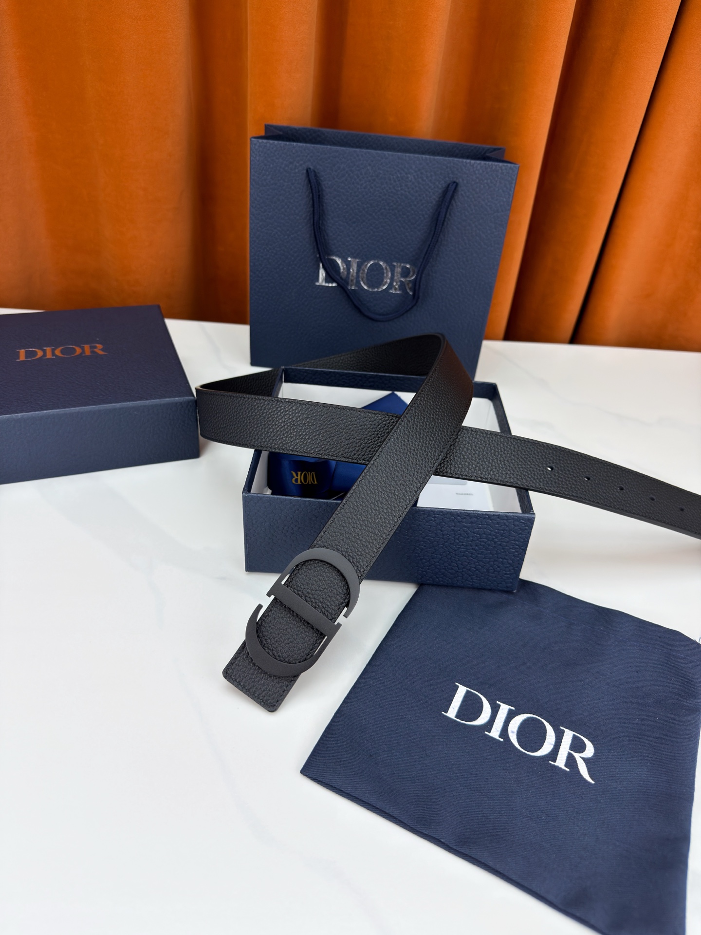 Dior宽度3.5cm双面腰带，甄选荔枝纹牛皮，双面颜色一带两戴。标志性CD金属扣，亮金或亮银可选，光泽