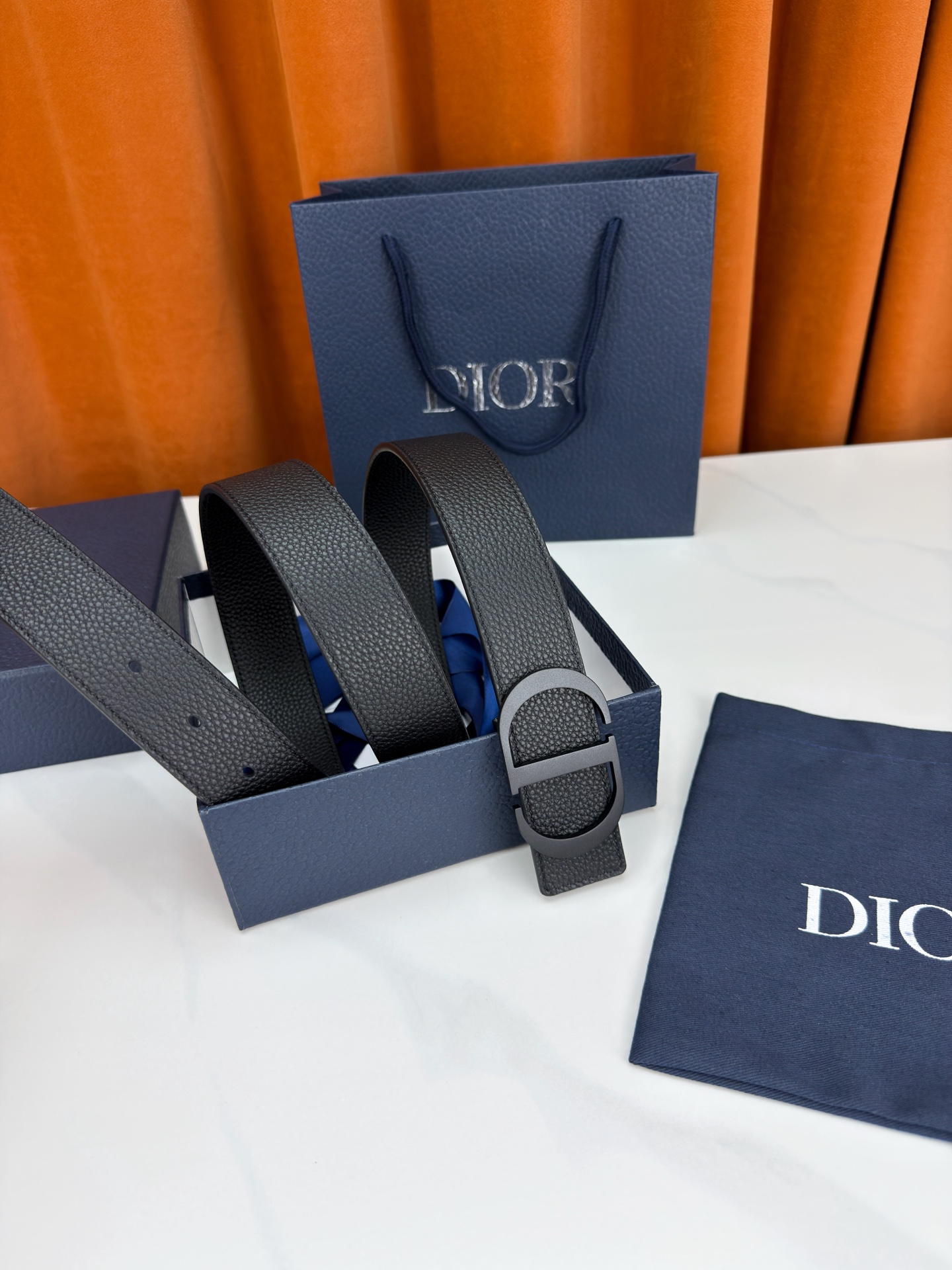 Dior宽度3.5cm双面腰带，甄选荔枝纹牛皮，双面颜色一带两戴。标志性CD金属扣，亮金或亮银可选，光泽
