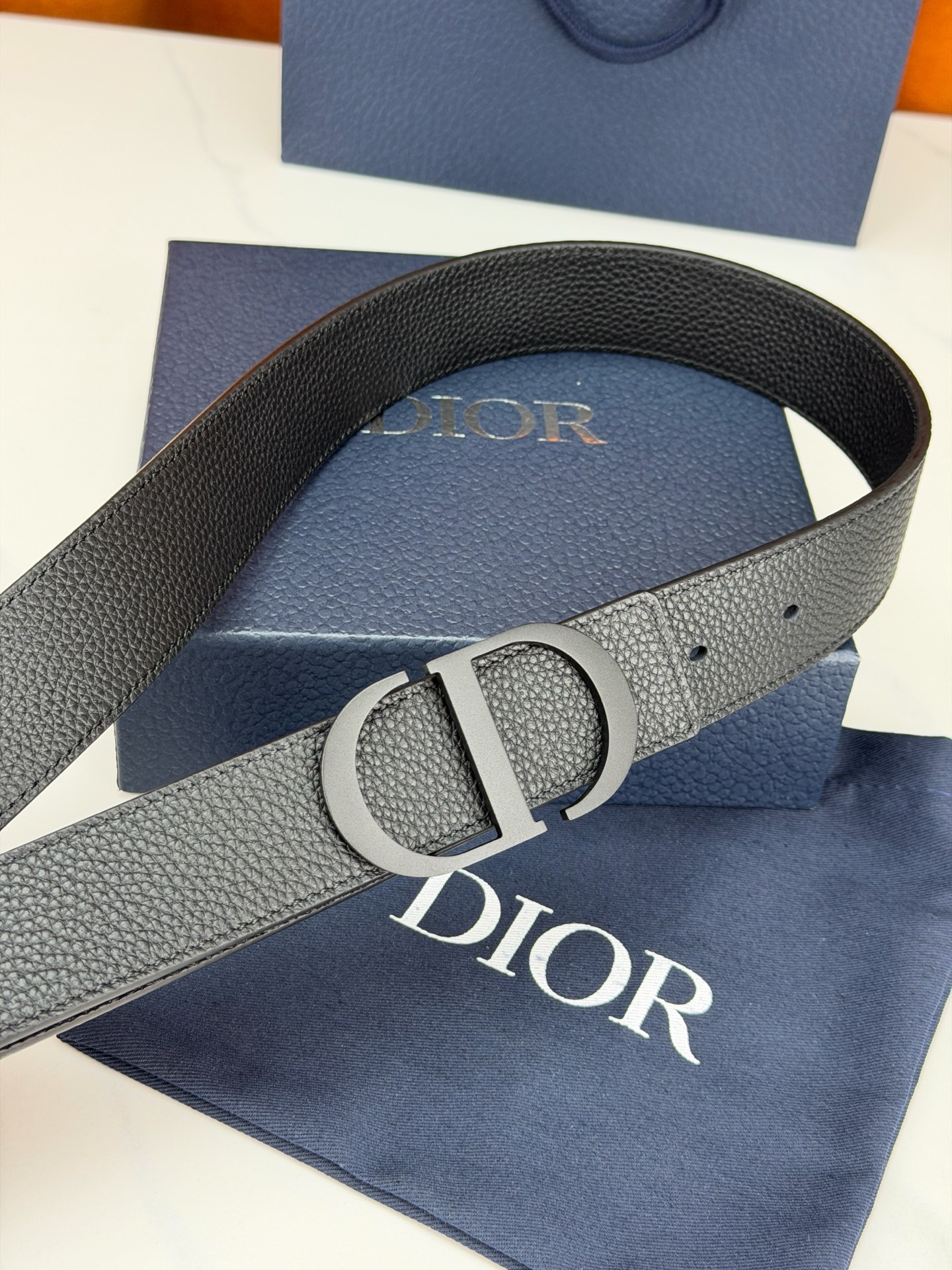 Dior宽度3.5cm双面腰带，甄选荔枝纹牛皮，双面颜色一带两戴。标志性CD金属扣，亮金或亮银可选，光泽