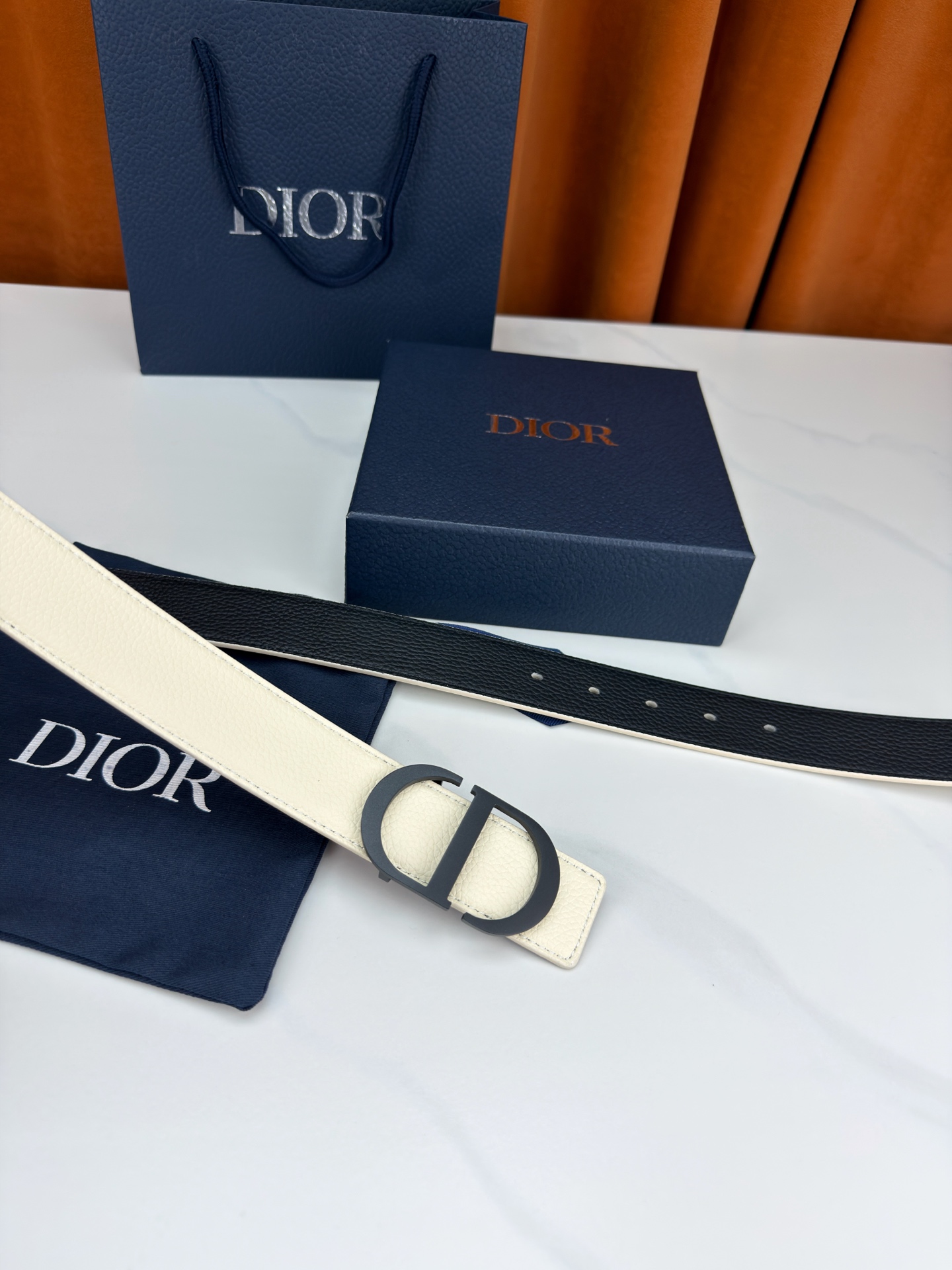 Dior宽度3.5cm双面腰带，甄选荔枝纹牛皮，双面颜色一带两戴。标志性CD金属扣，亮金或亮银可选，光泽