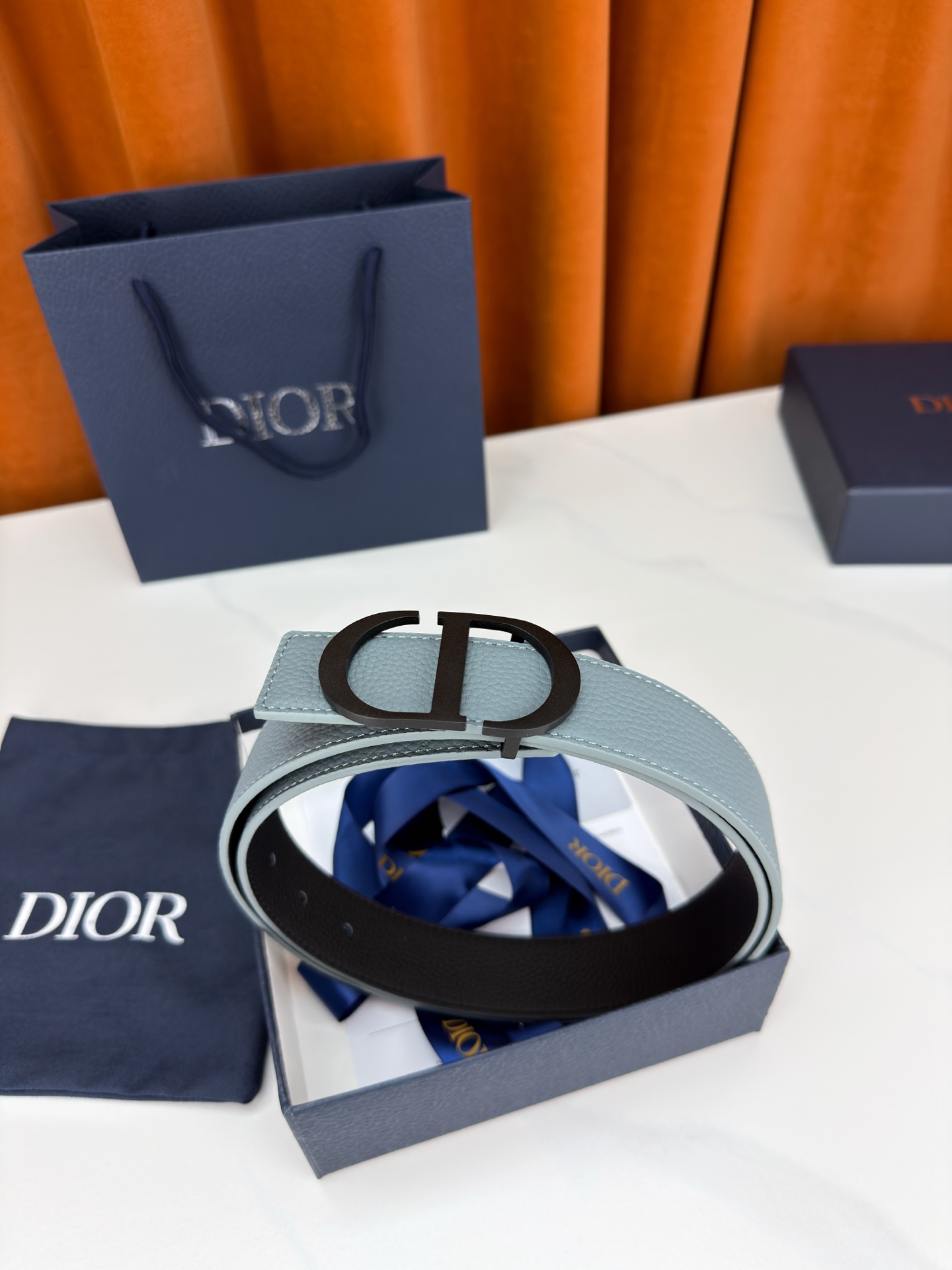 Dior宽度3.5cm双面腰带，甄选荔枝纹牛皮，双面颜色一带两戴。标志性CD金属扣，亮金或亮银可选，光泽