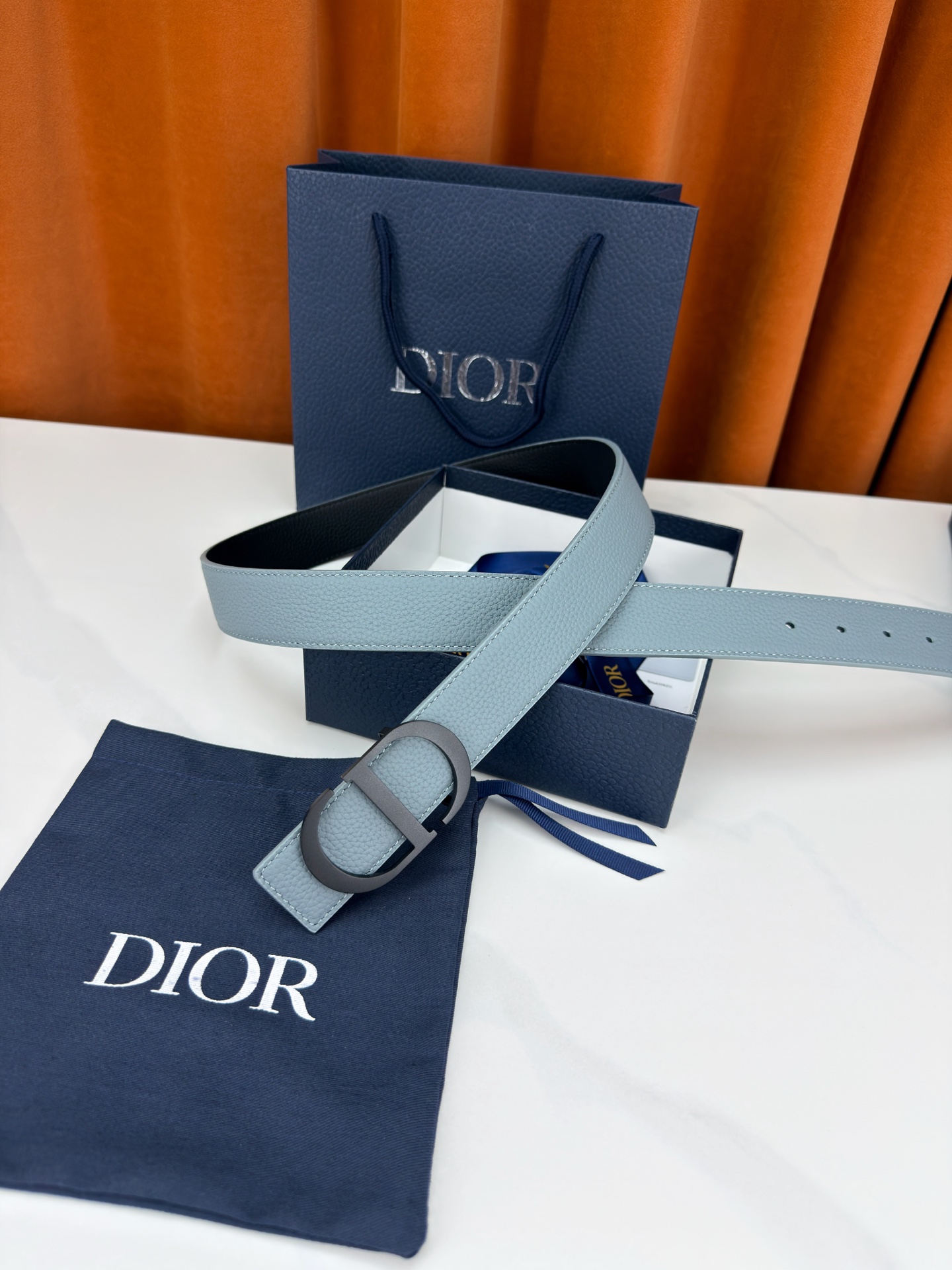 Dior宽度3.5cm双面腰带，甄选荔枝纹牛皮，双面颜色一带两戴。标志性CD金属扣，亮金或亮银可选，光泽